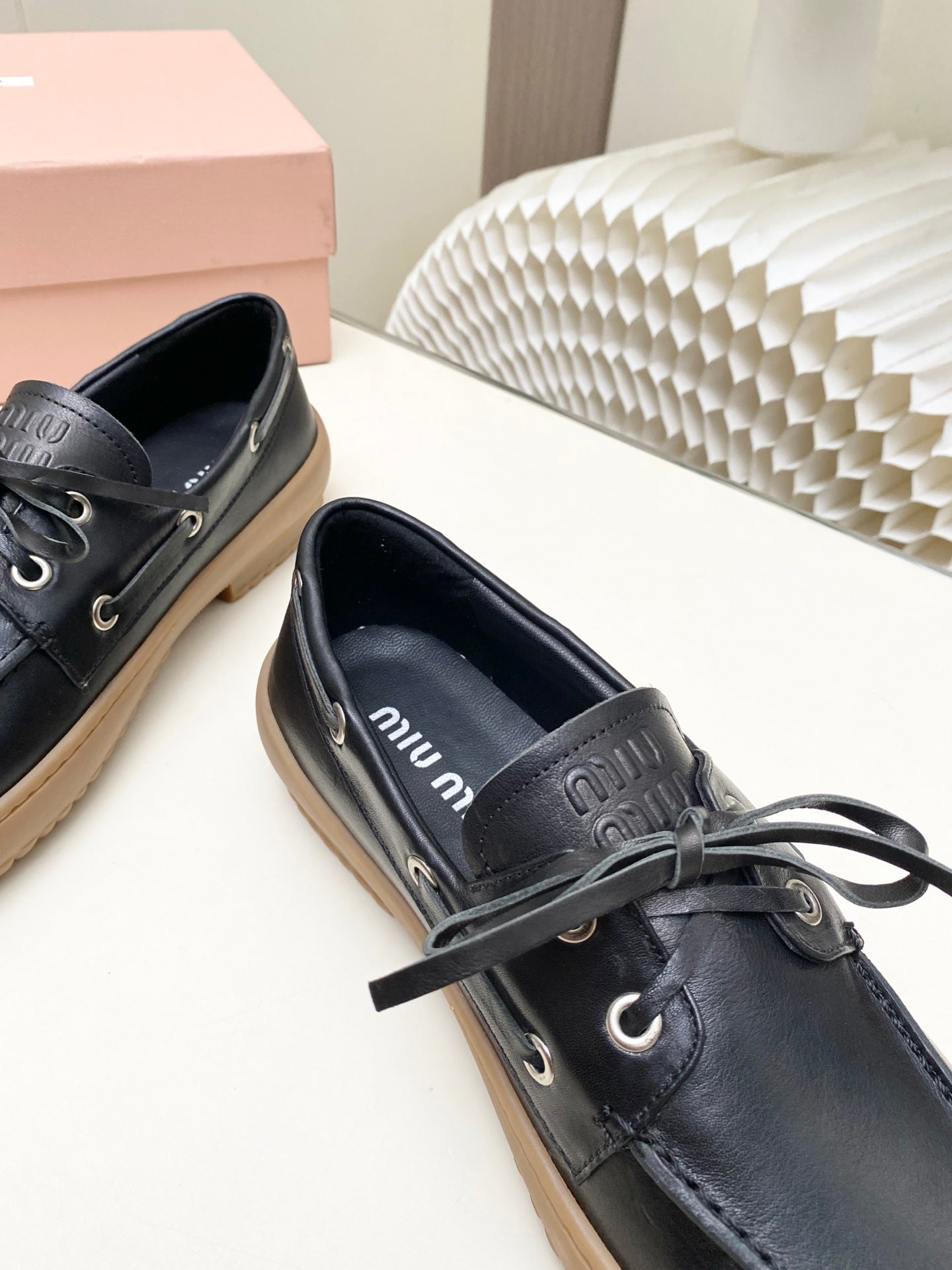 Miu 26s Distressed Lace-Up Eyelet Flat Loafers Retro Leather 984050
