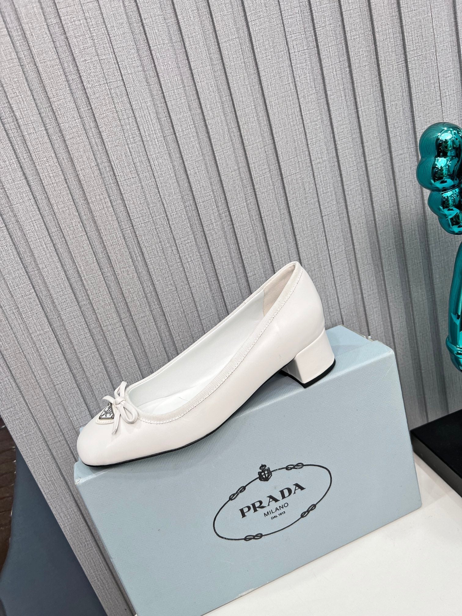 Prada 26s Round Toe Pumps Block Heel 40mm In White Calfskin With Bow