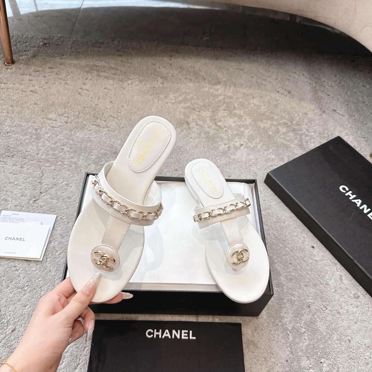CC 26s Turnlock Chain Thong Sandals White Sheepskin 937194