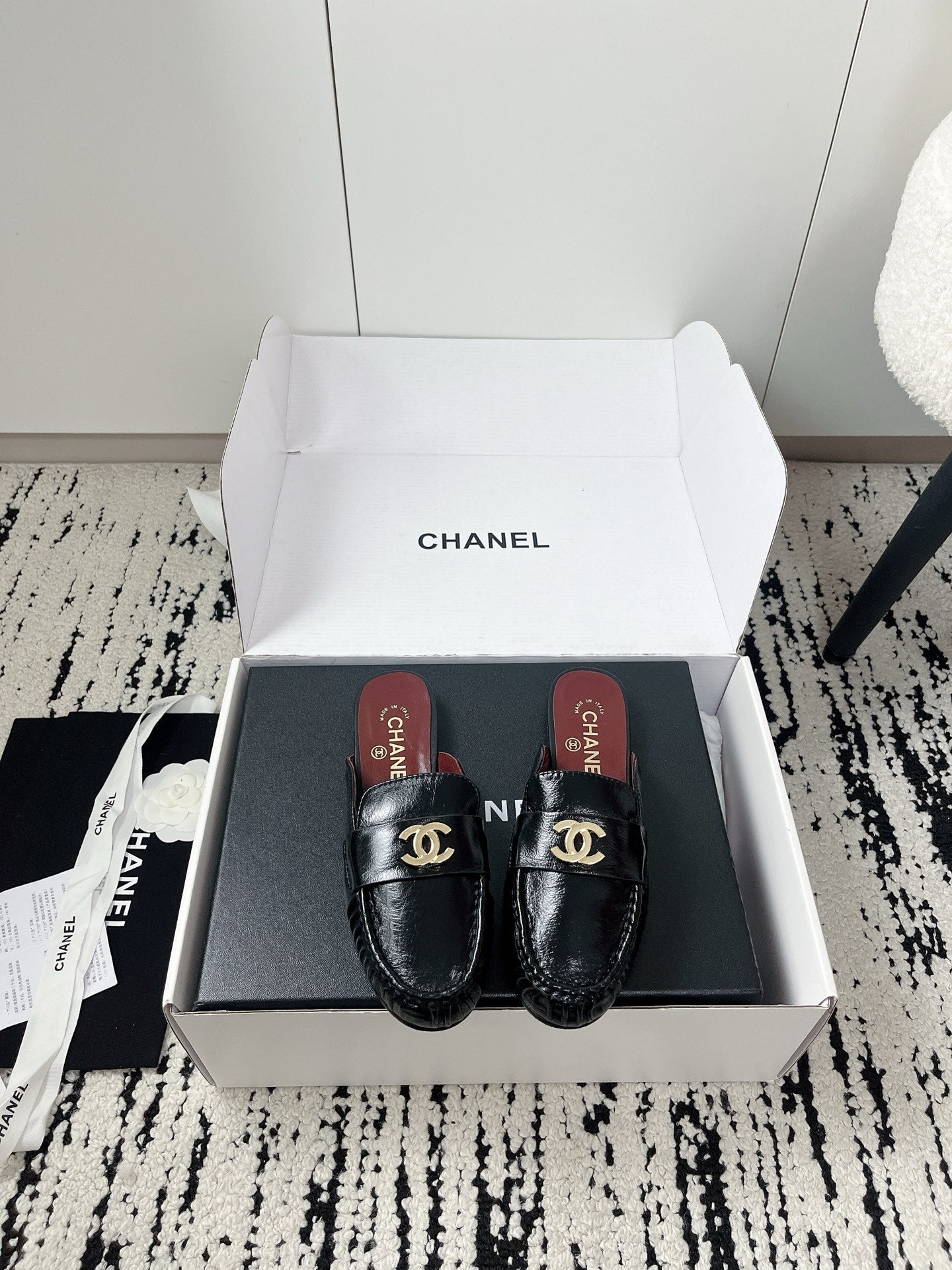 CC 26A Métiers d’art 2026 Mules Black Glossy Sheepskin 900756