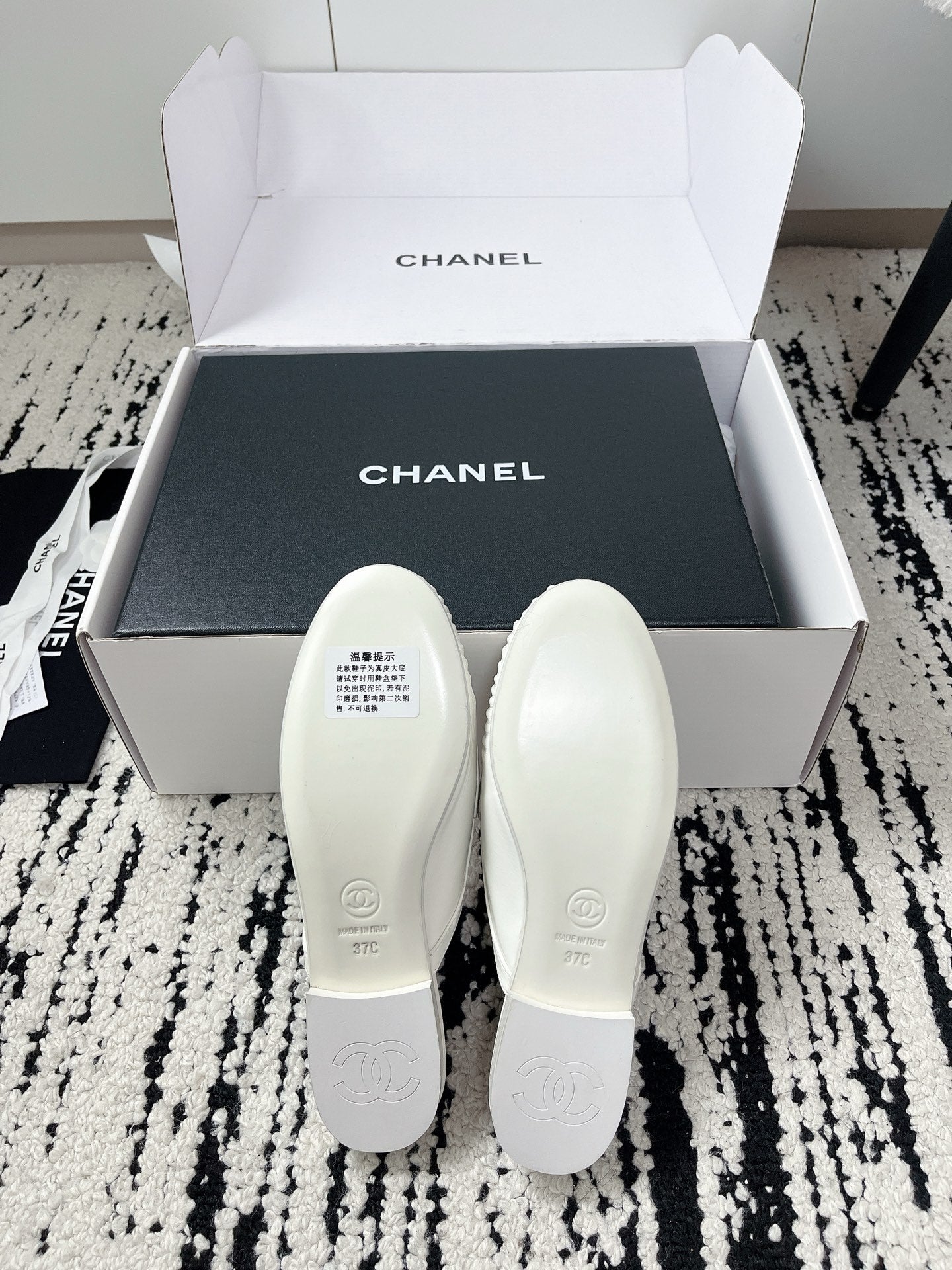 CC 26A Métiers d’art 2026 Mules White Glossy Sheepskin 900758