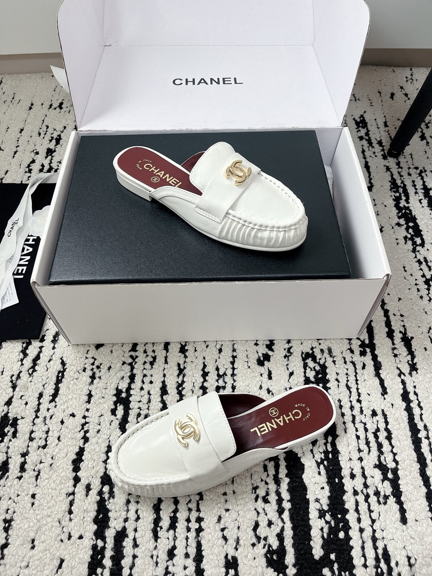 CC 26A Métiers d’art 2026 Mules White Glossy Sheepskin 900758
