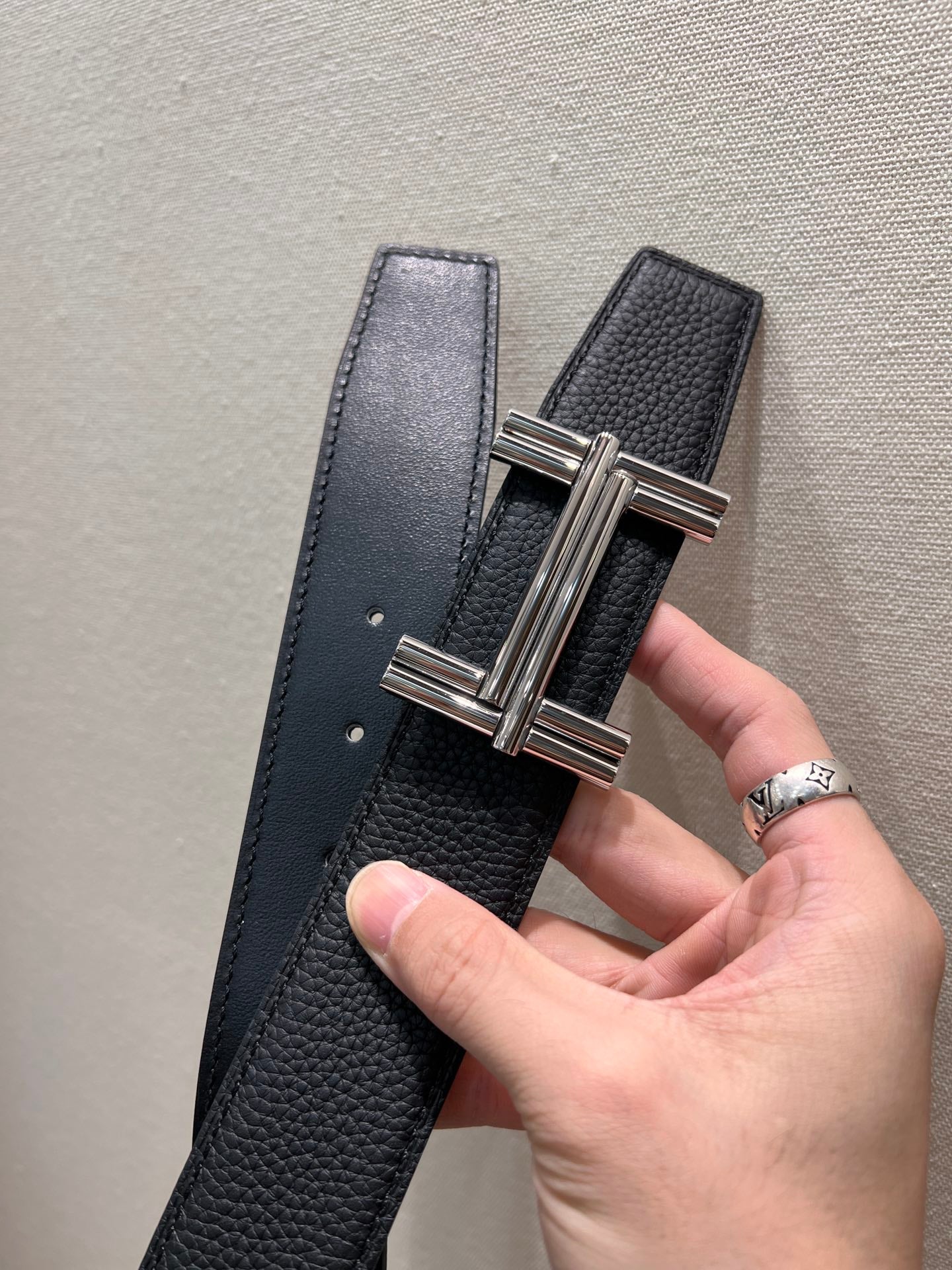 HM TRAVERSE BELT BUCKLE & REVERSIBLE BLACK LEATHER STRAP 38 MM SILVER HARDWARE