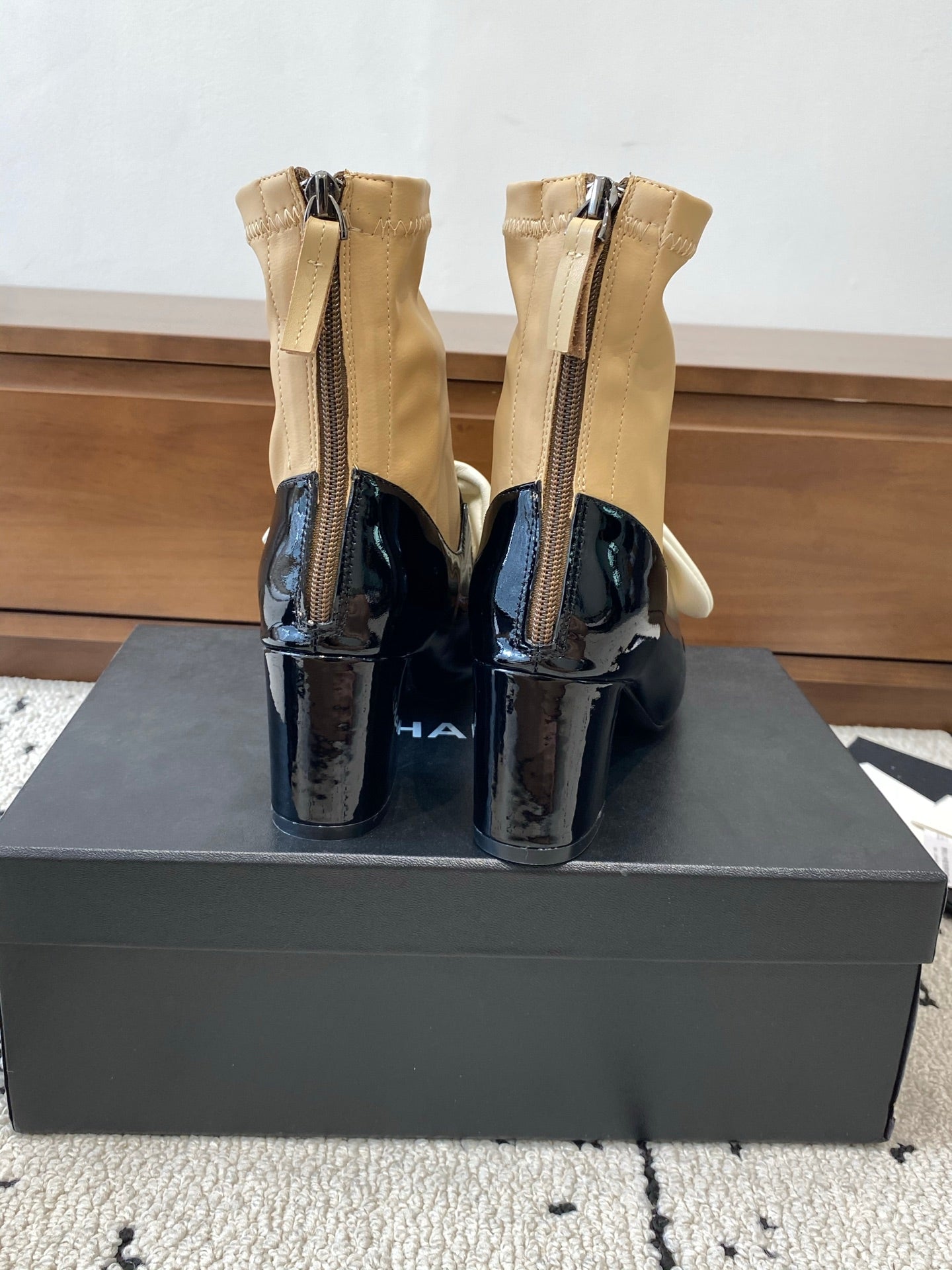 CC Big Ribbon Middle Boots Heel 50mm Black Beige Sheepskin Patent Leather 529279