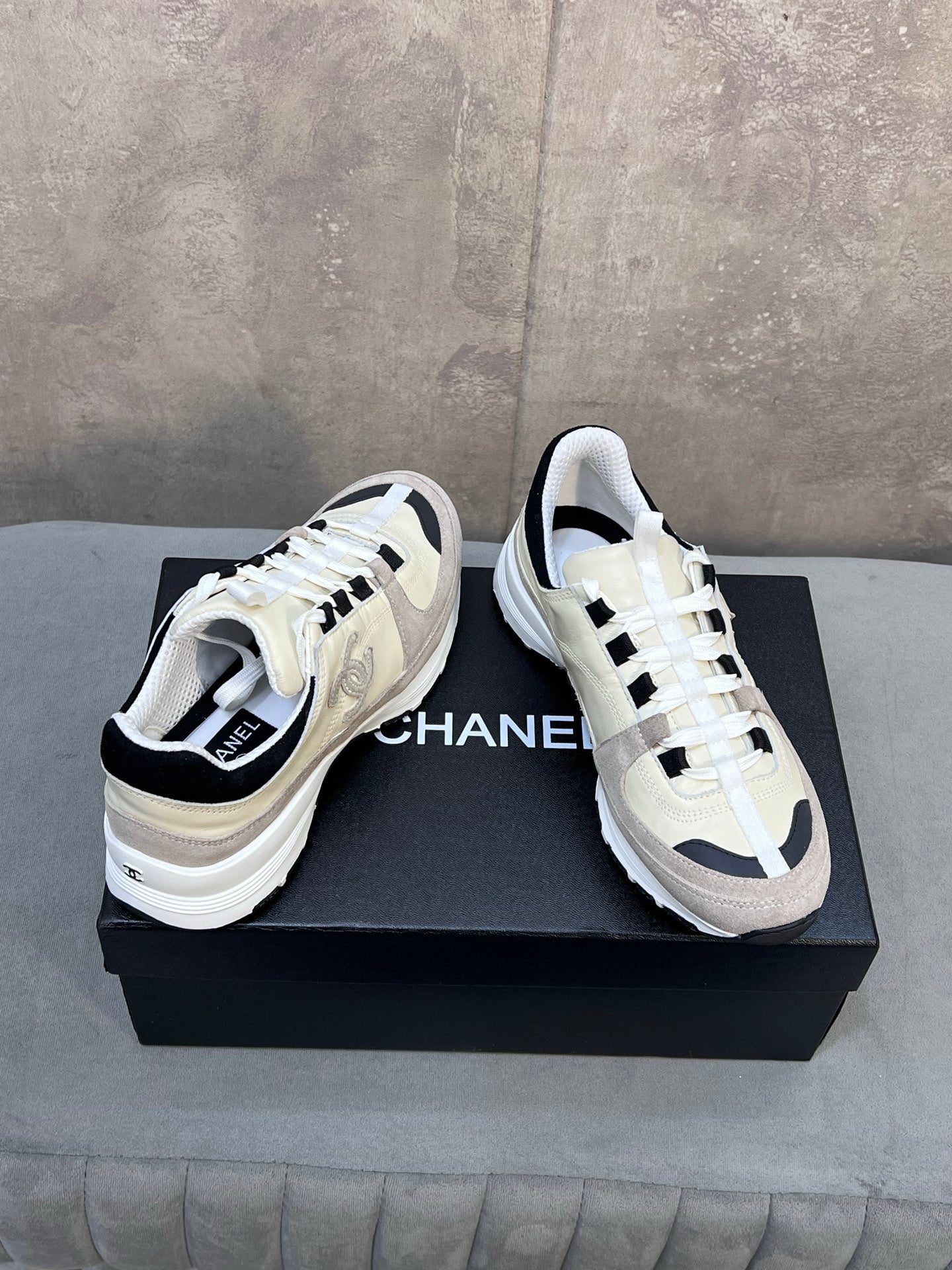 CC 26s Runner CC Logo Sneakers In Beige And Grey Calfskin