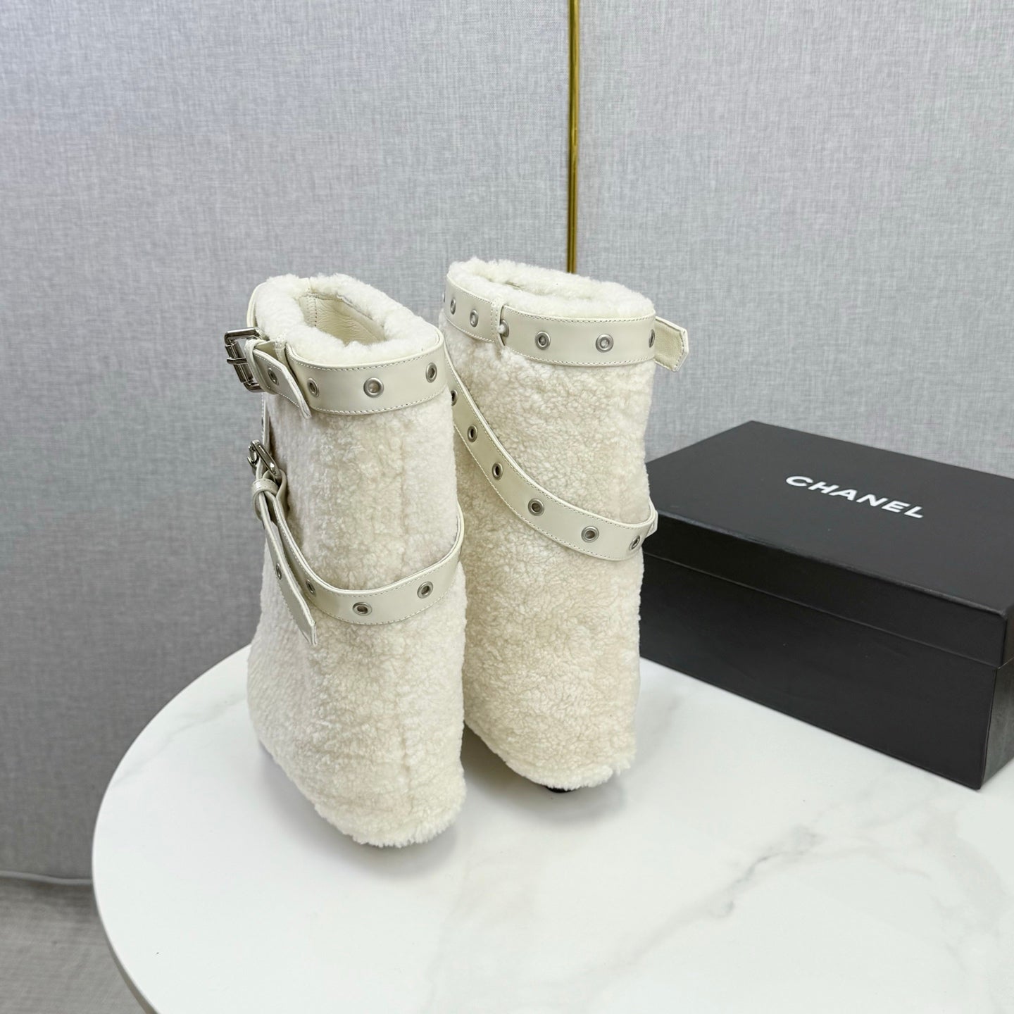CC 26s Knight Martin Boots White Sheepskin Wool 620408