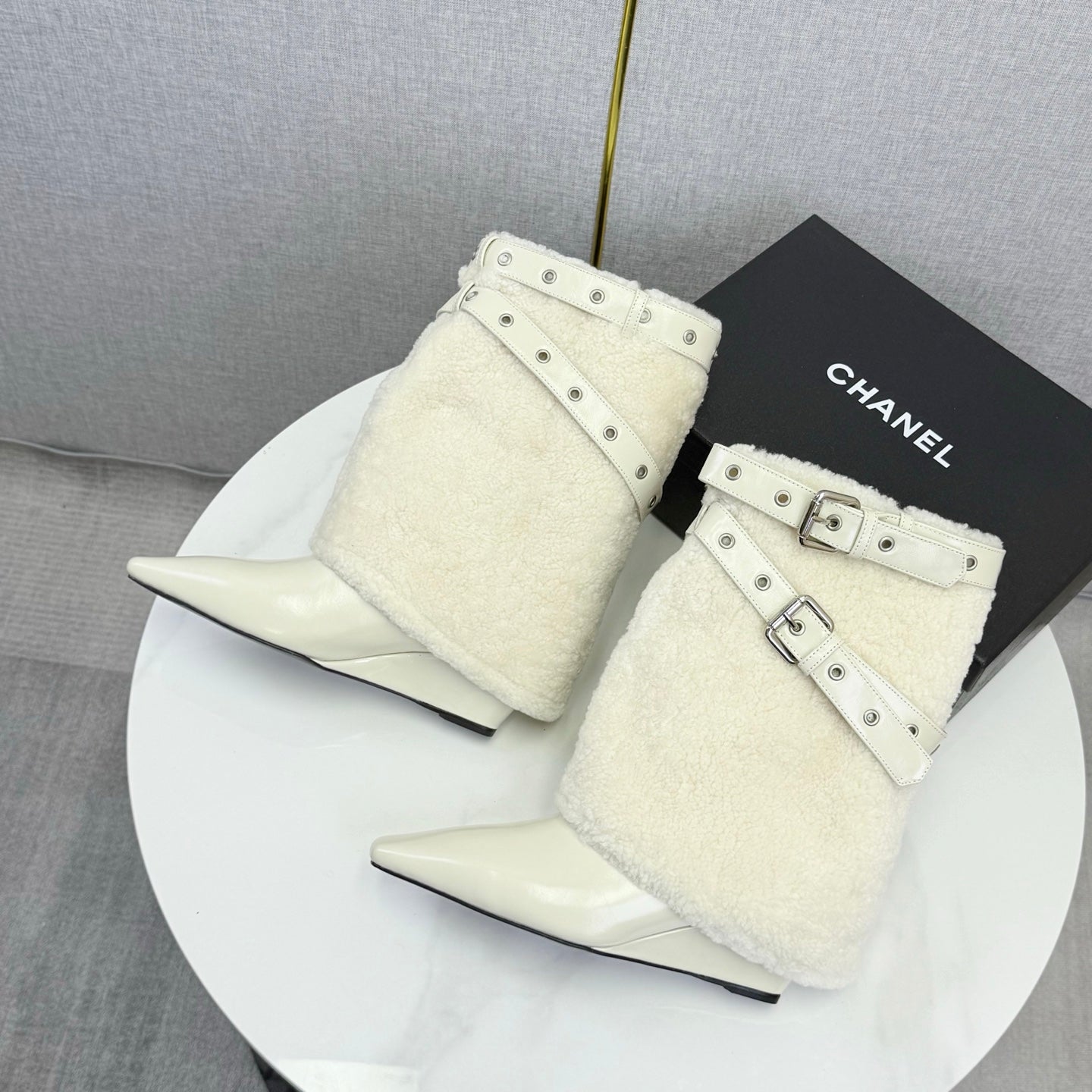 CC 26s Knight Martin Boots White Sheepskin Wool 620408