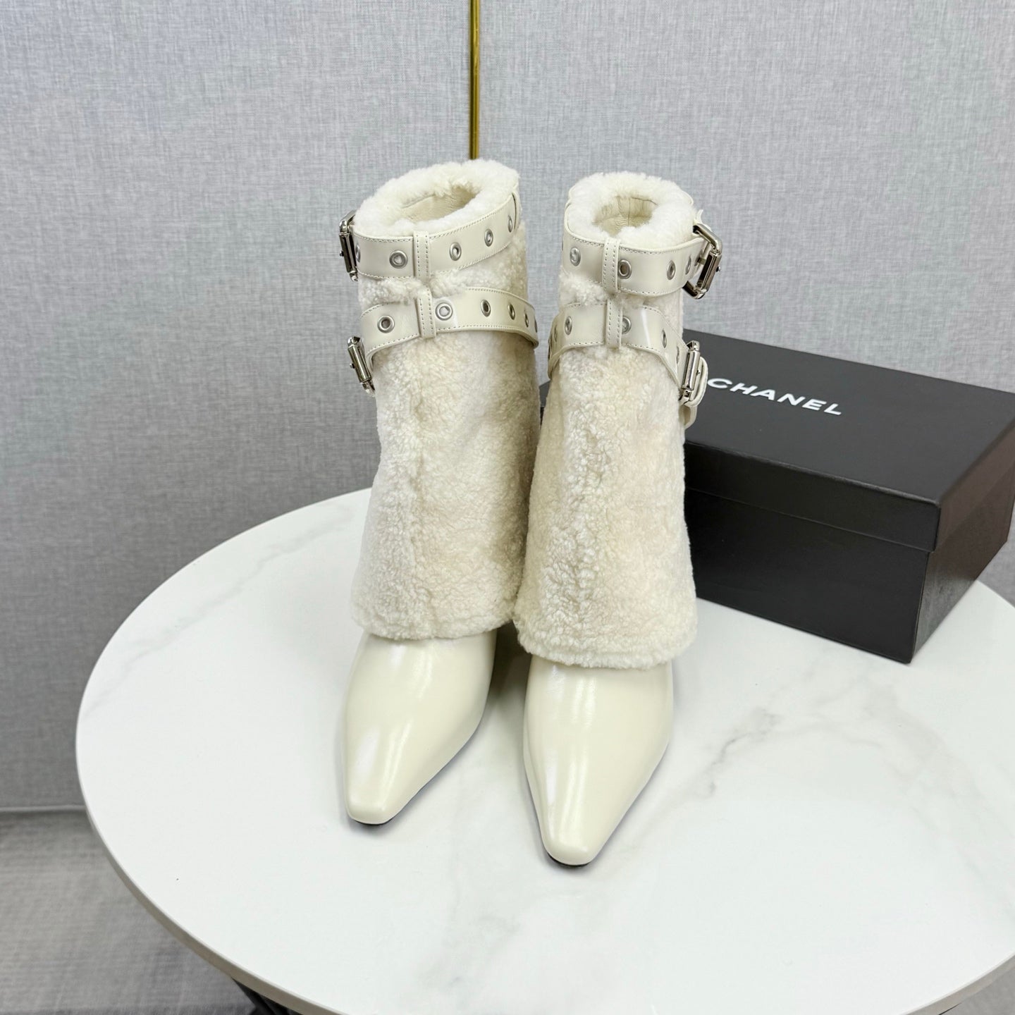 CC 26s Knight Martin Boots White Sheepskin Wool 620408