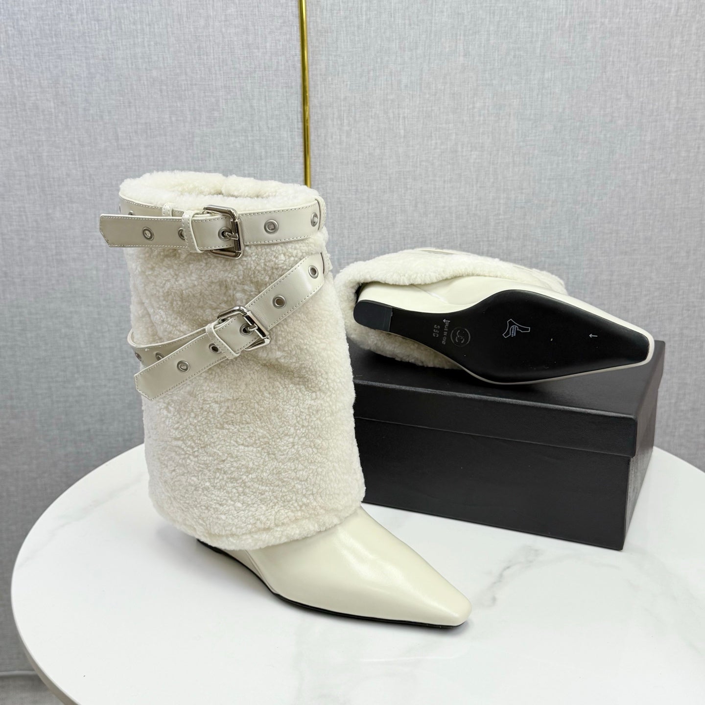 CC 26s Knight Martin Boots White Sheepskin Wool 620408
