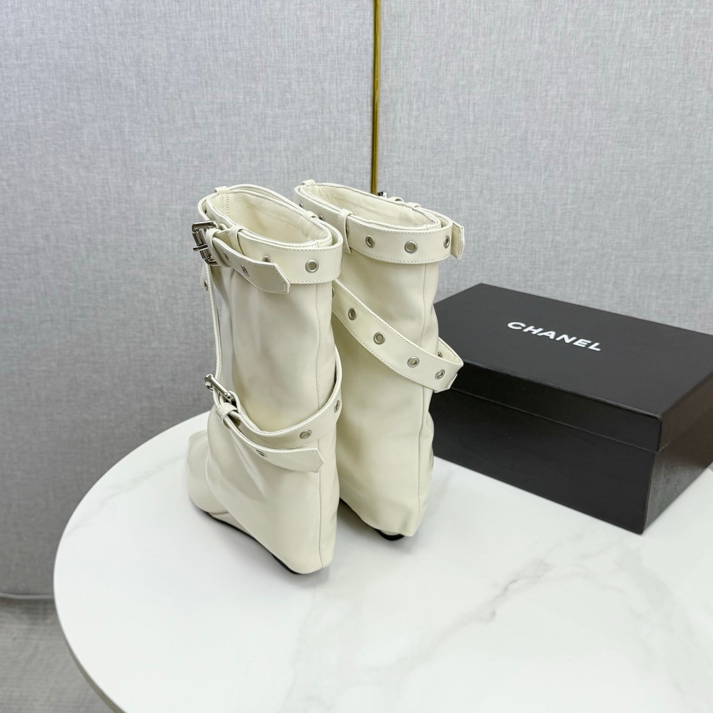 CC 26s Knight Martin Boots White Sheepskin 620411