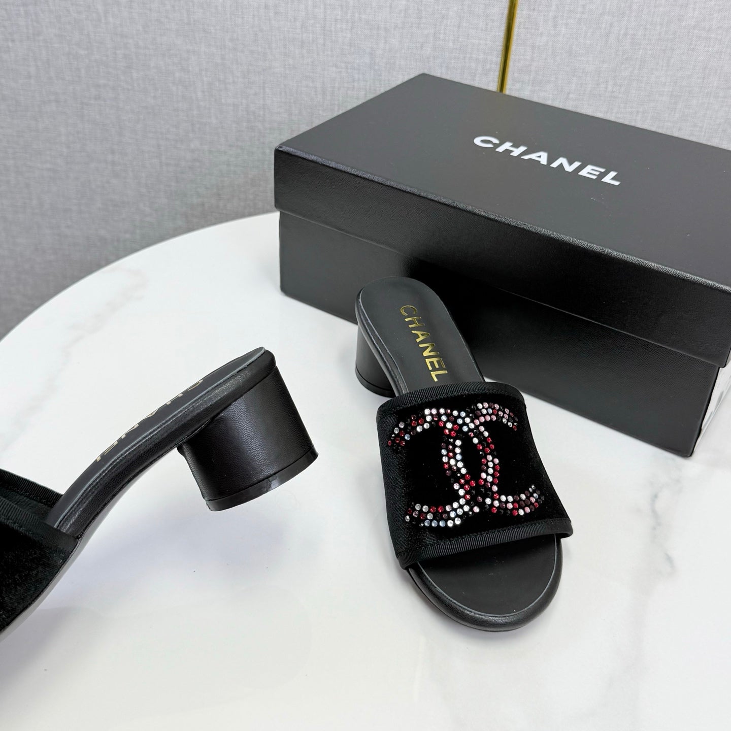 CC 26SS Sandals Black Velvet Sheepskin 639895