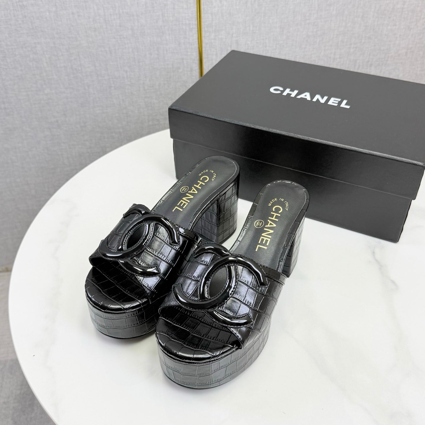 CC 26s Block Heel Sandals 10cm Black Crocodile-Embossed Calfskin