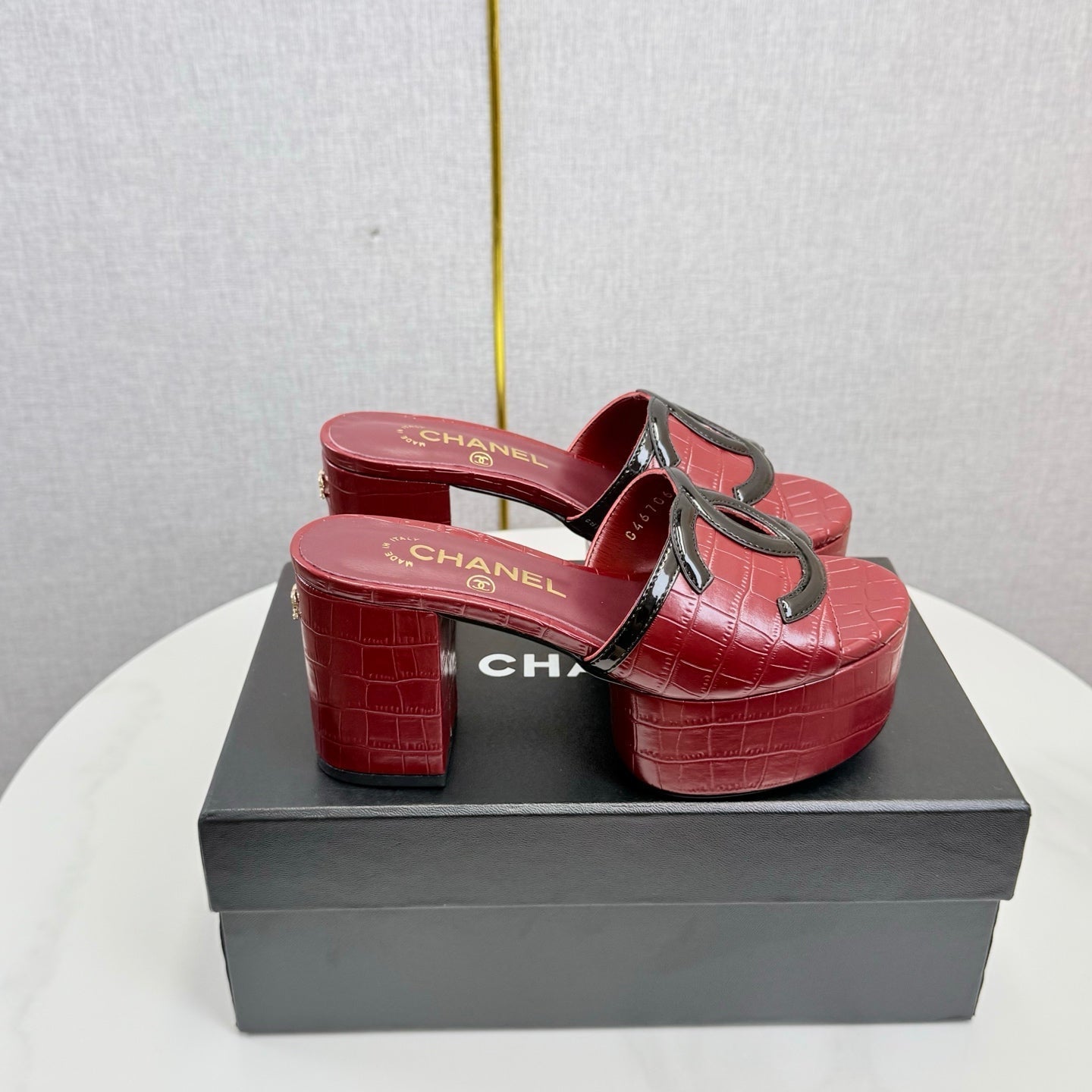 CC 26s Block Heel Sandals 10cm Red Crocodile-Embossed Calfskin