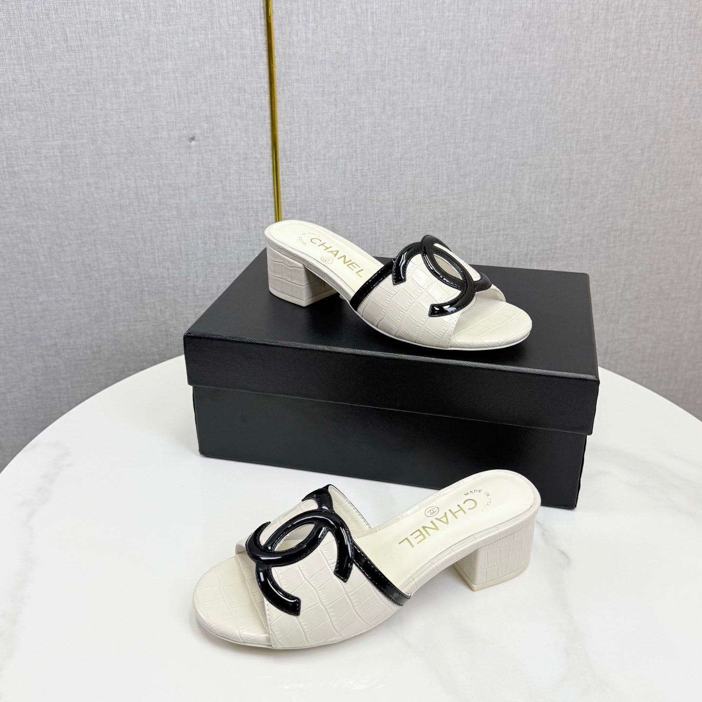 CC 26s Block Heel Sandals 4cm White Crocodile-Embossed Calfskin