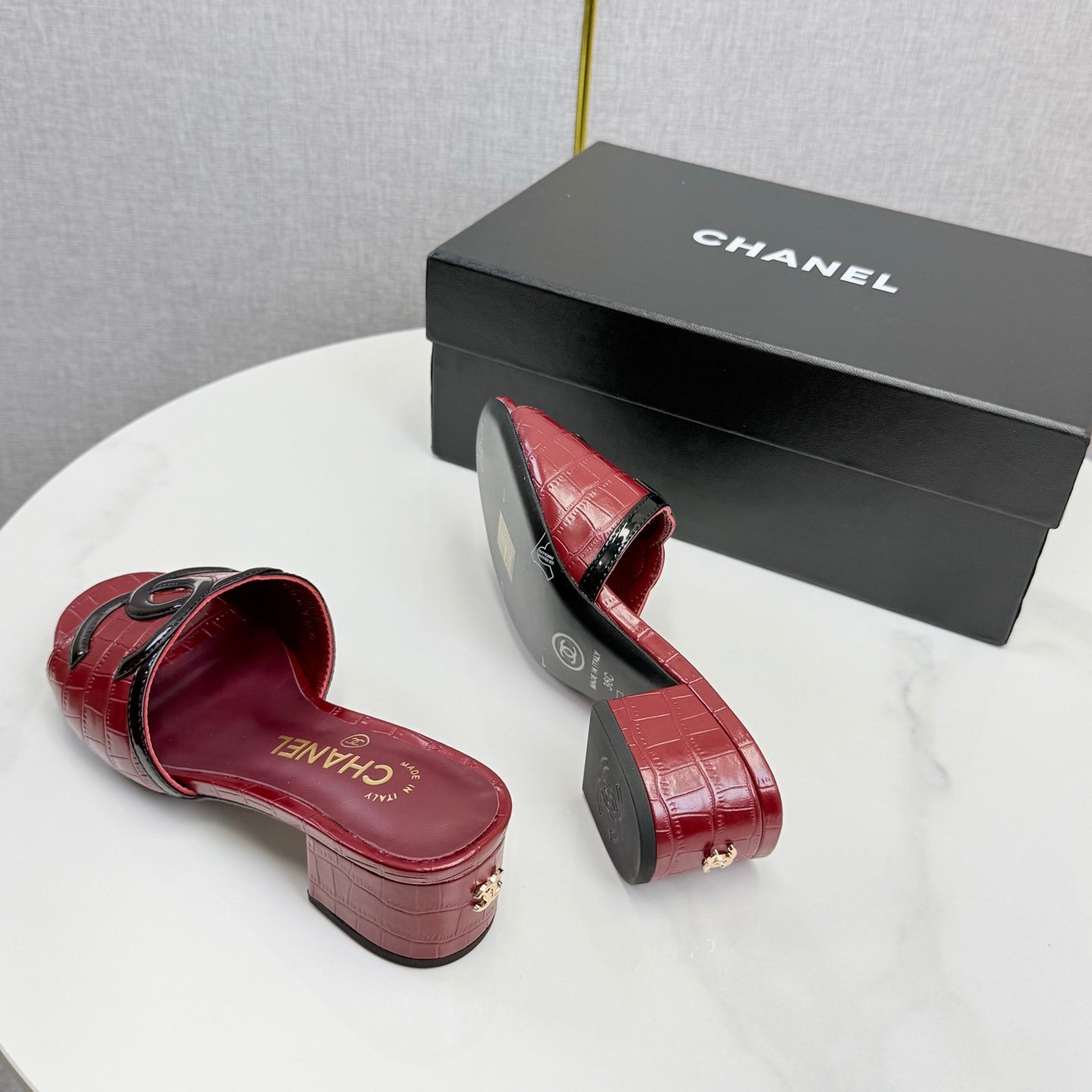 CC 26s Block Heel Sandals 4cm Red Crocodile-Embossed Calfskin