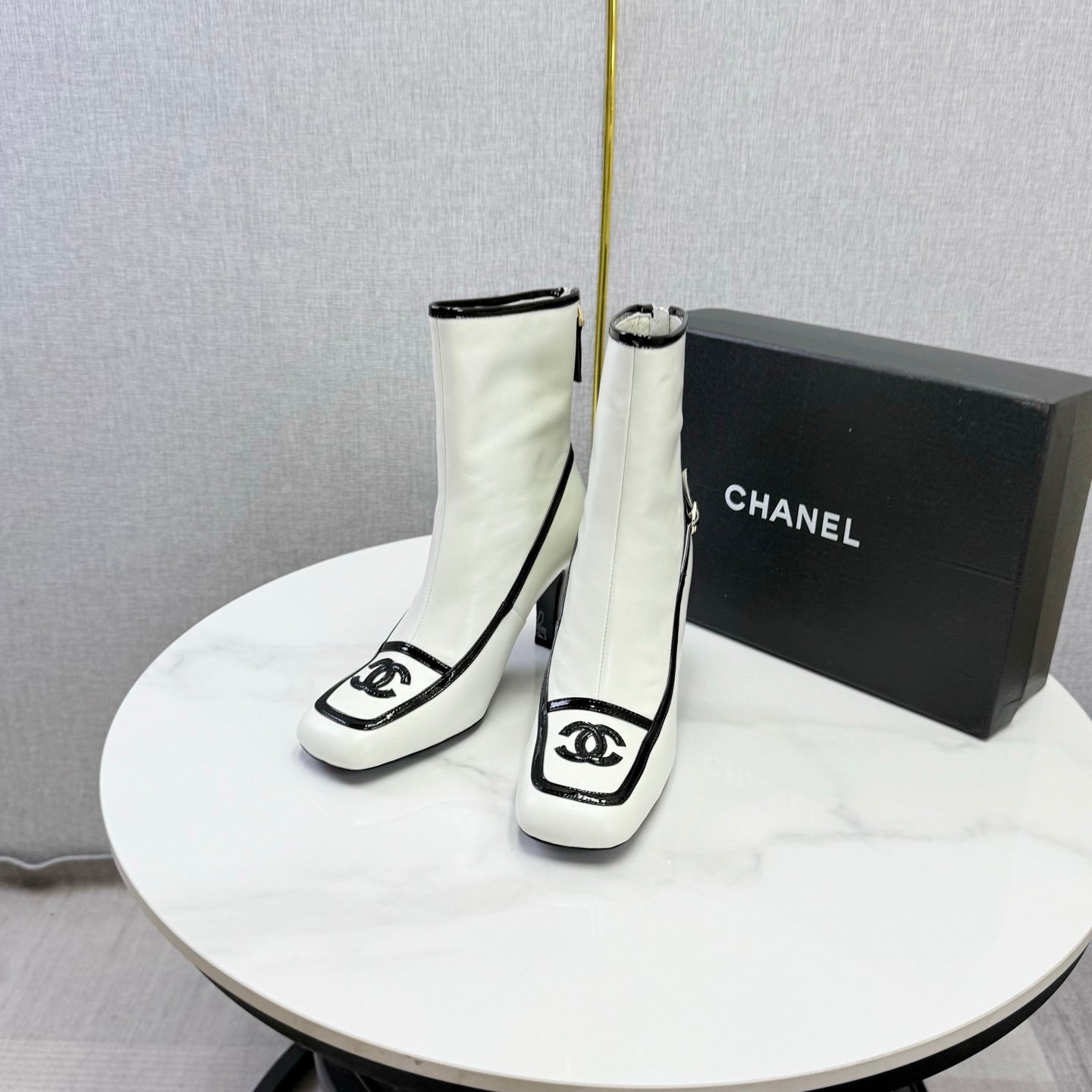 CC 26s Silhouette Ankle Boots White Black Sheepskin 972813