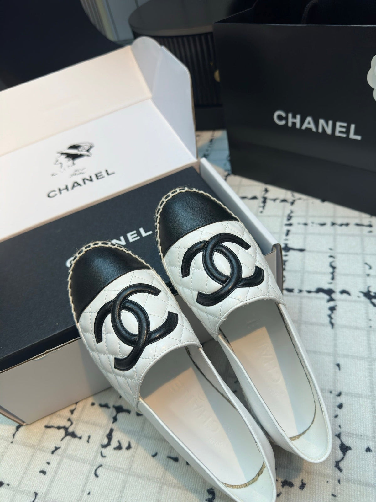 CC 26 Espadrilles Loafers In White Lambskin With Black Logo