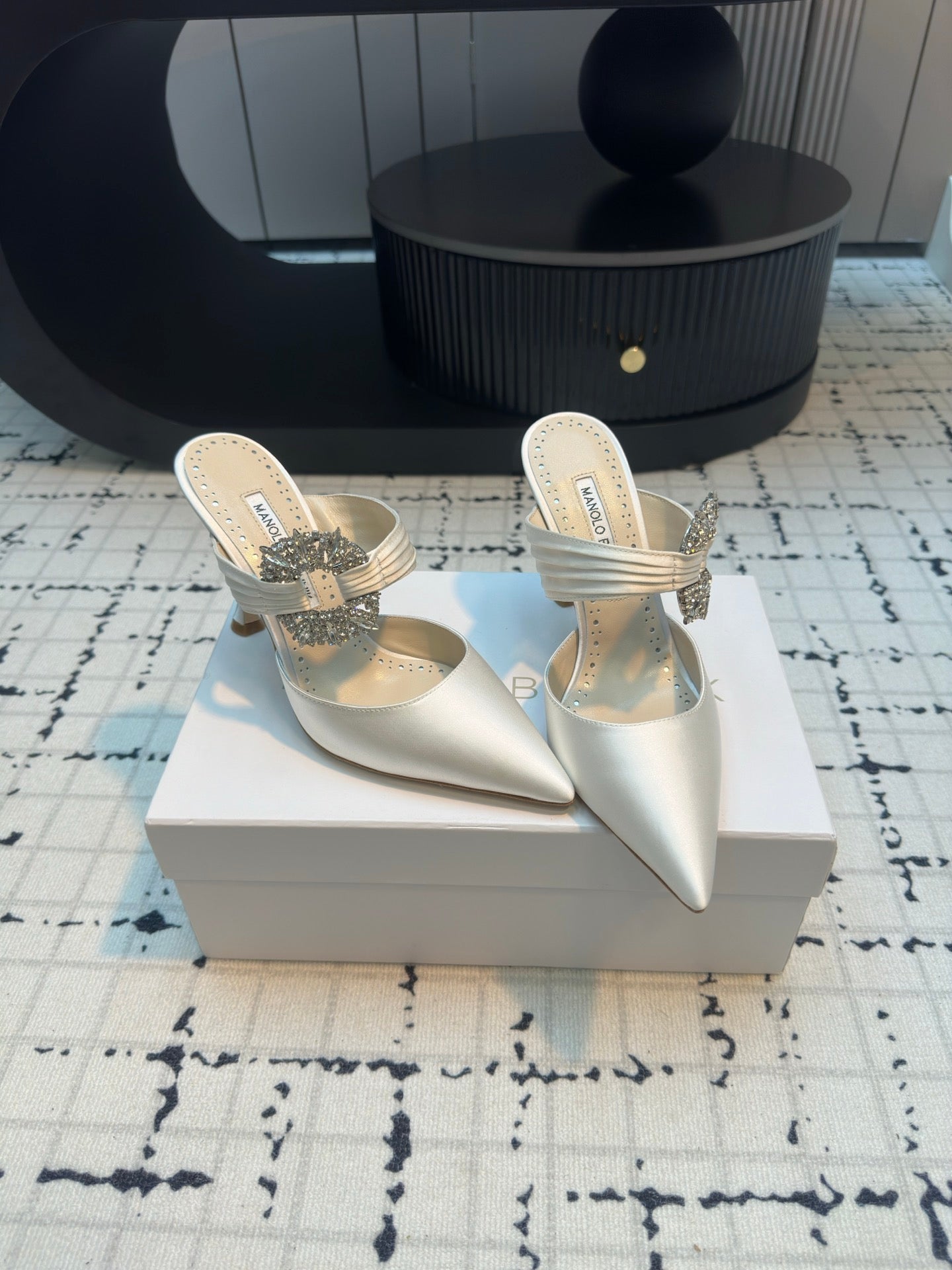 Manolo Satin Maidugura Mules 90mm White Satin
