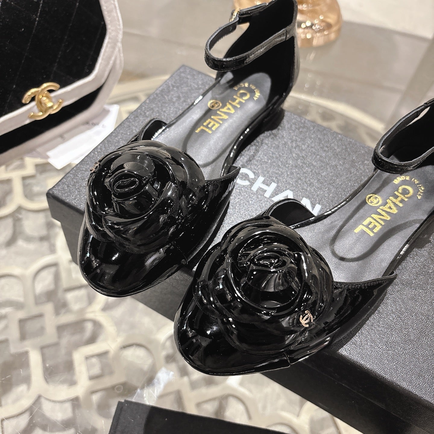 CC 26s Camellia Hollow Sandals Black Patent Leather 736519