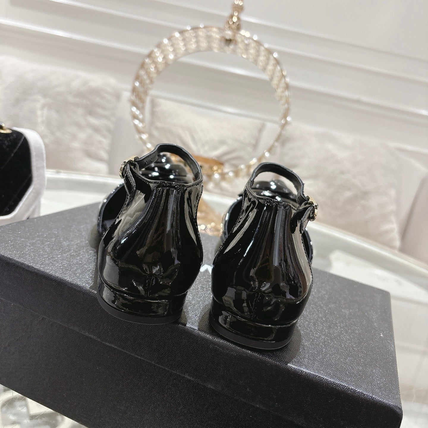 CC 26s Camellia Hollow Sandals Black Patent Leather 736519