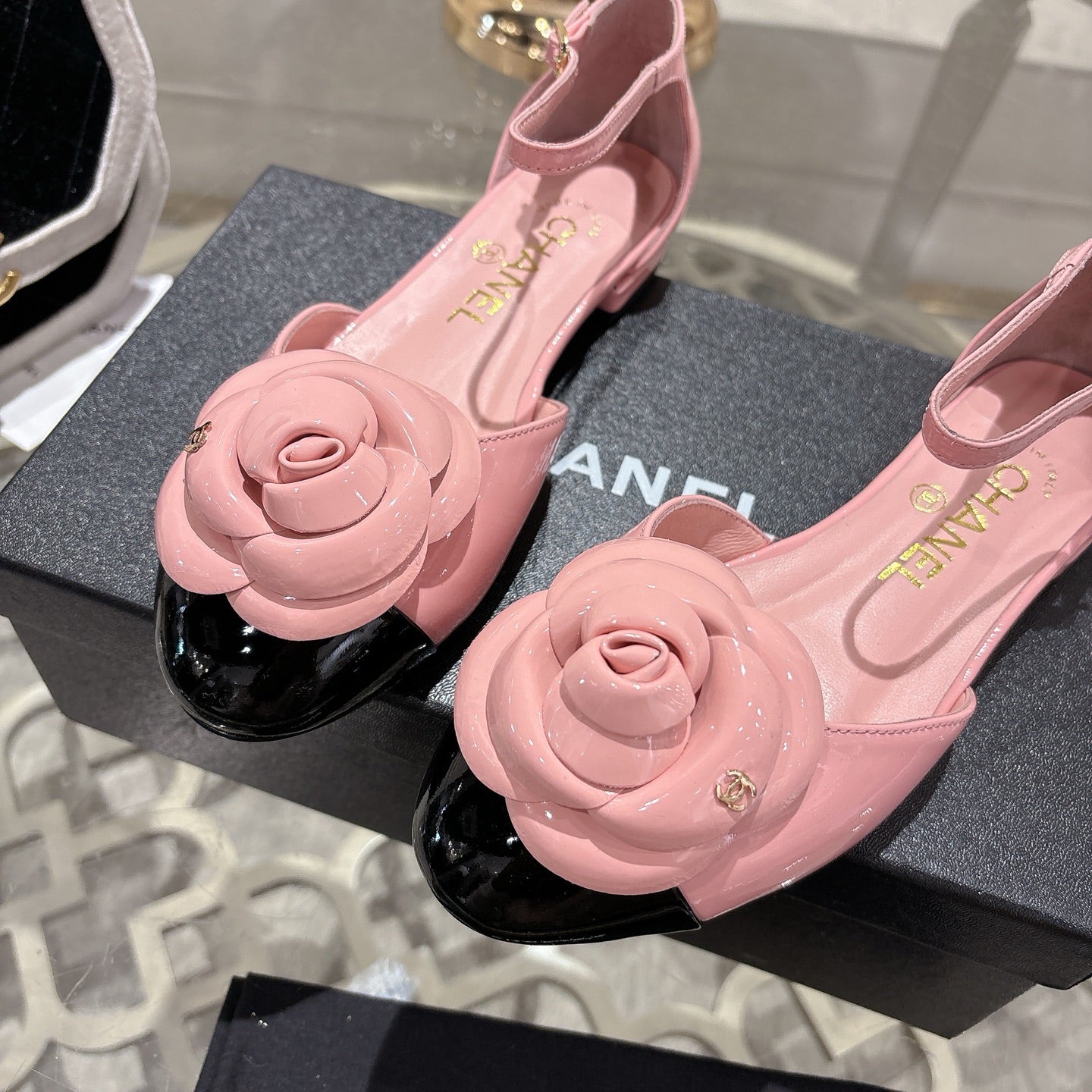 CC 26s Camellia Hollow Sandals Pink Patent Leather 736521