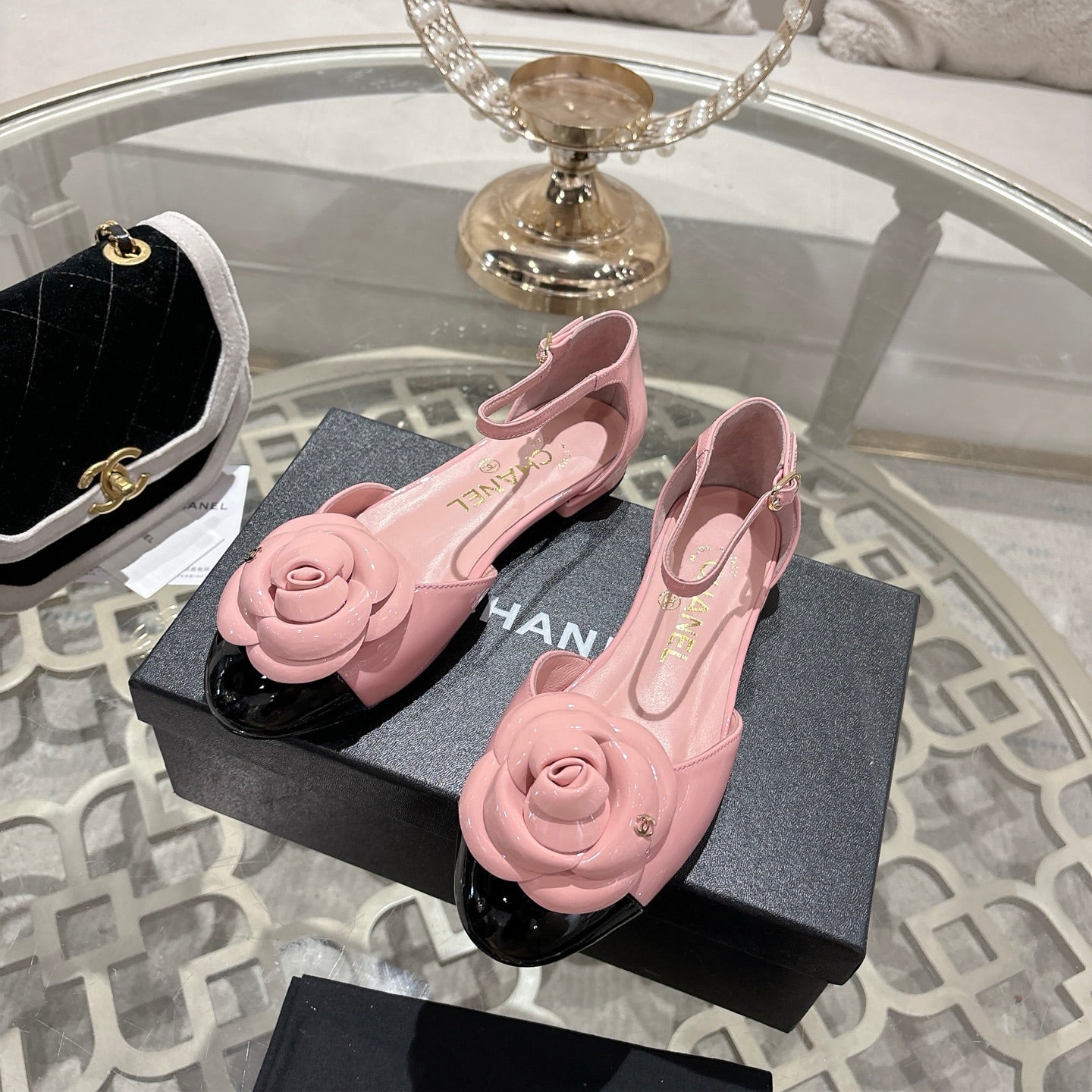 CC 26s Camellia Hollow Sandals Pink Patent Leather 736521