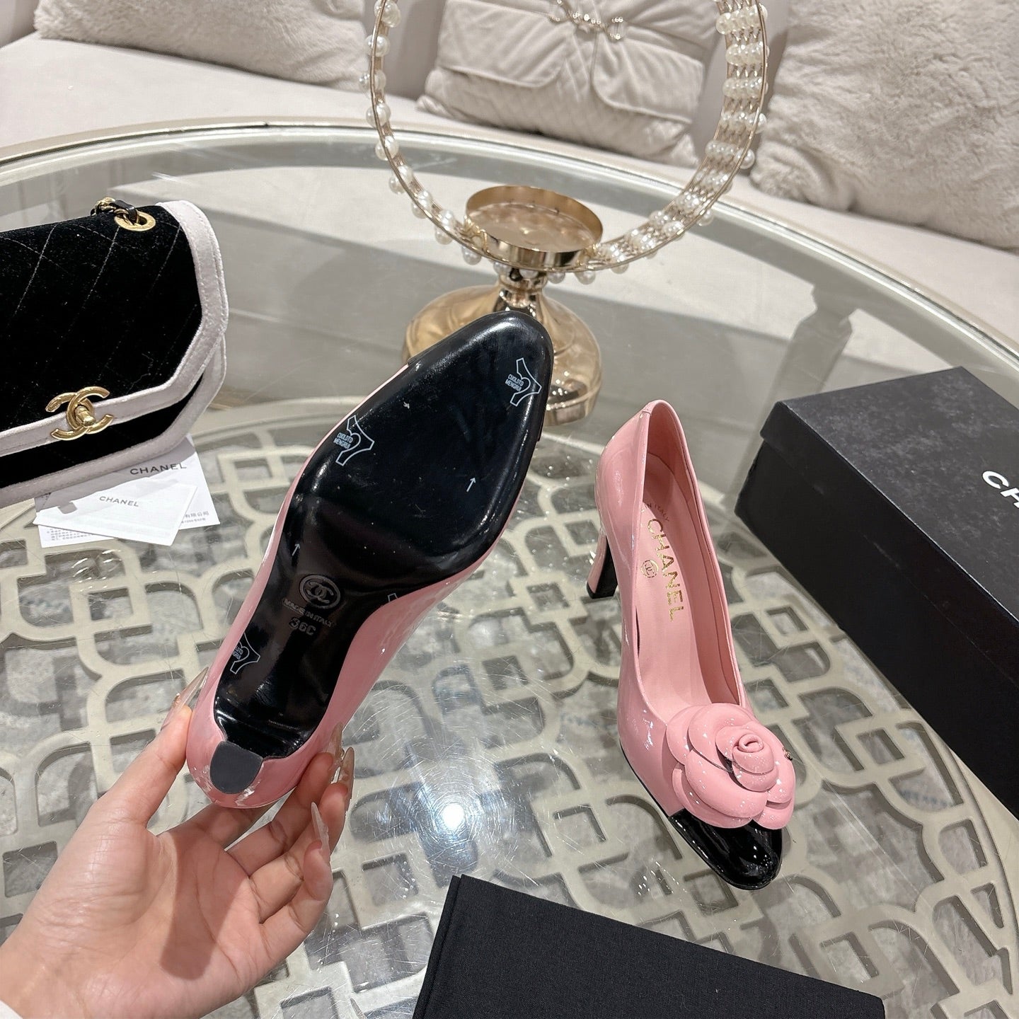 CC 26s Camellia Round Toe Pump 8.5cm Black Pink Patent Leather 736529