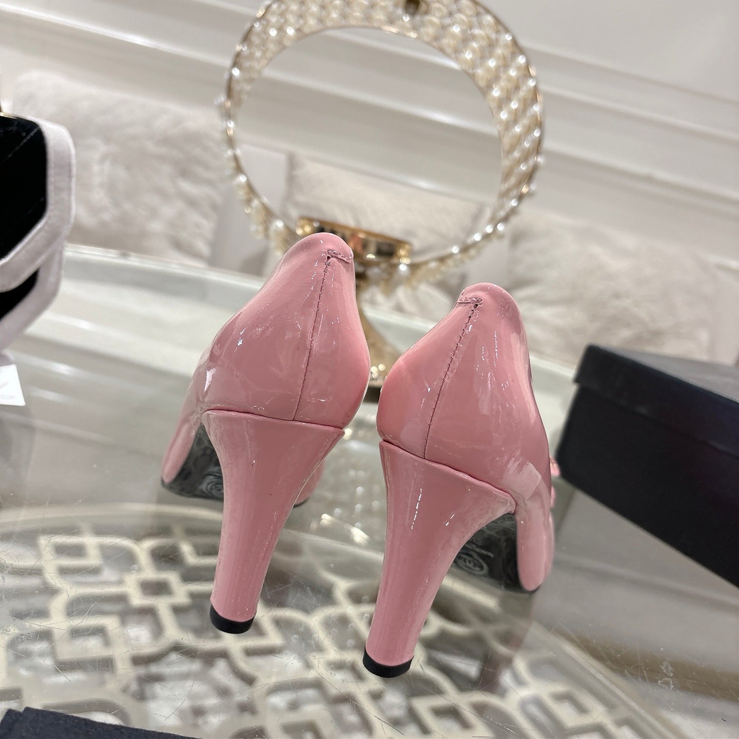 CC 26s Camellia Round Toe Pump 8.5cm Black Pink Patent Leather 736529