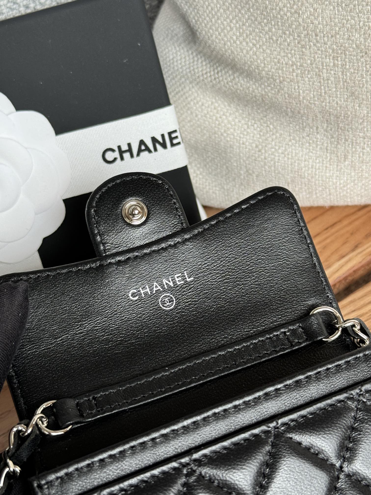CC 24 Classic Wallet On Chain 11cm Black Sliver Metal Lamskin 240660