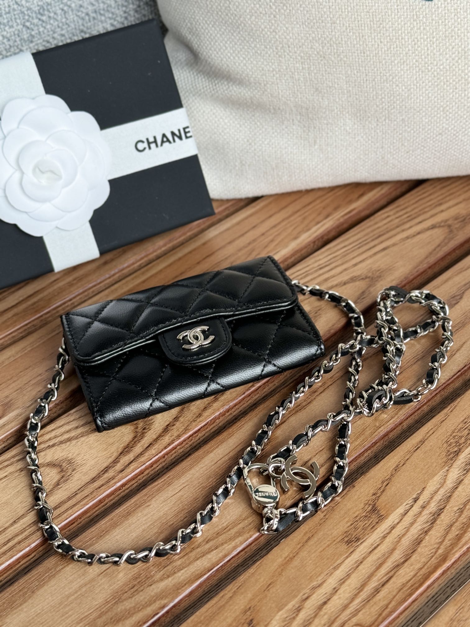 CC 24 Classic Wallet On Chain 11cm Black Sliver Metal Lamskin 240660