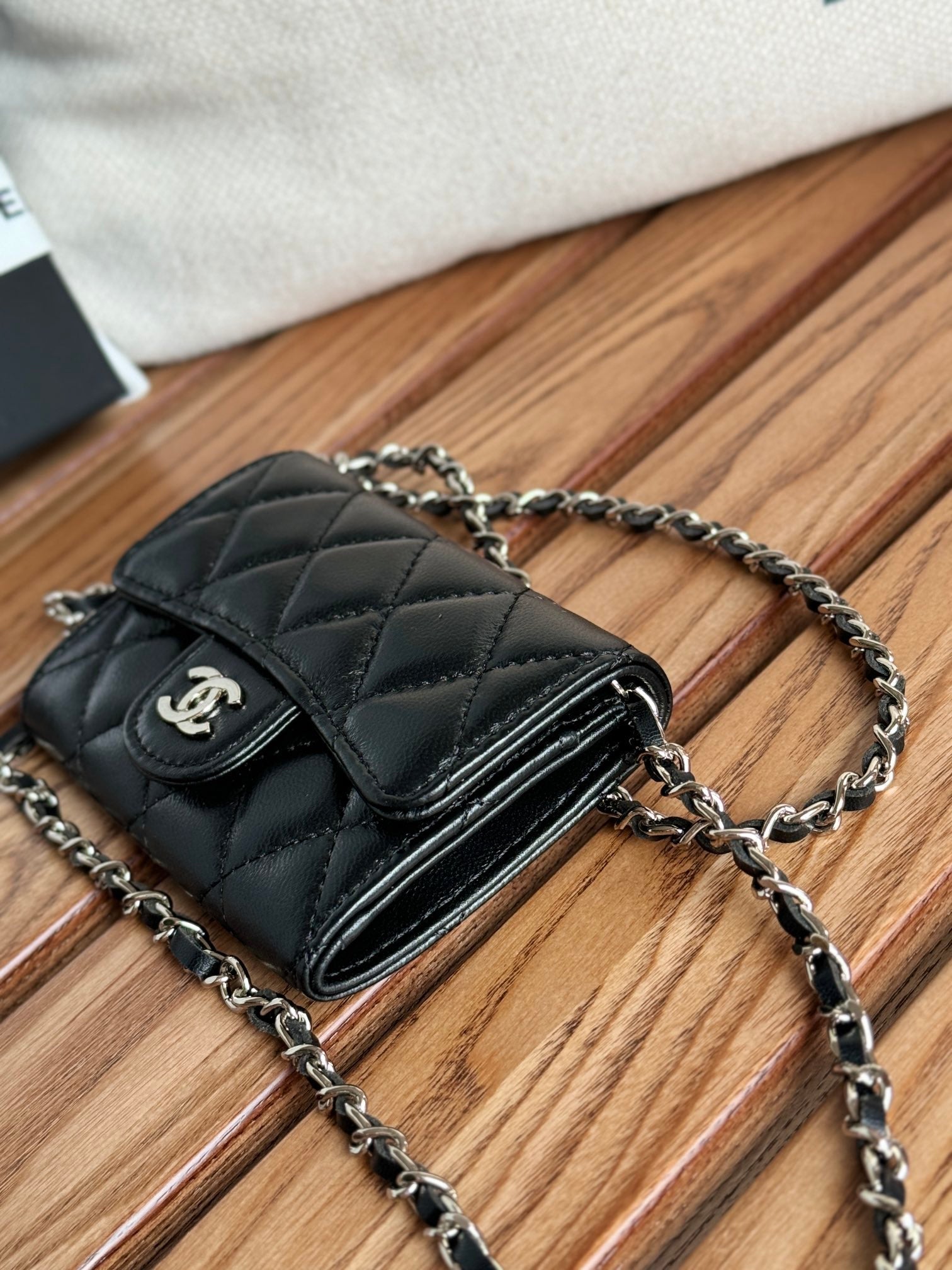 CC 24 Classic Wallet On Chain 11cm Black Sliver Metal Lamskin 240660