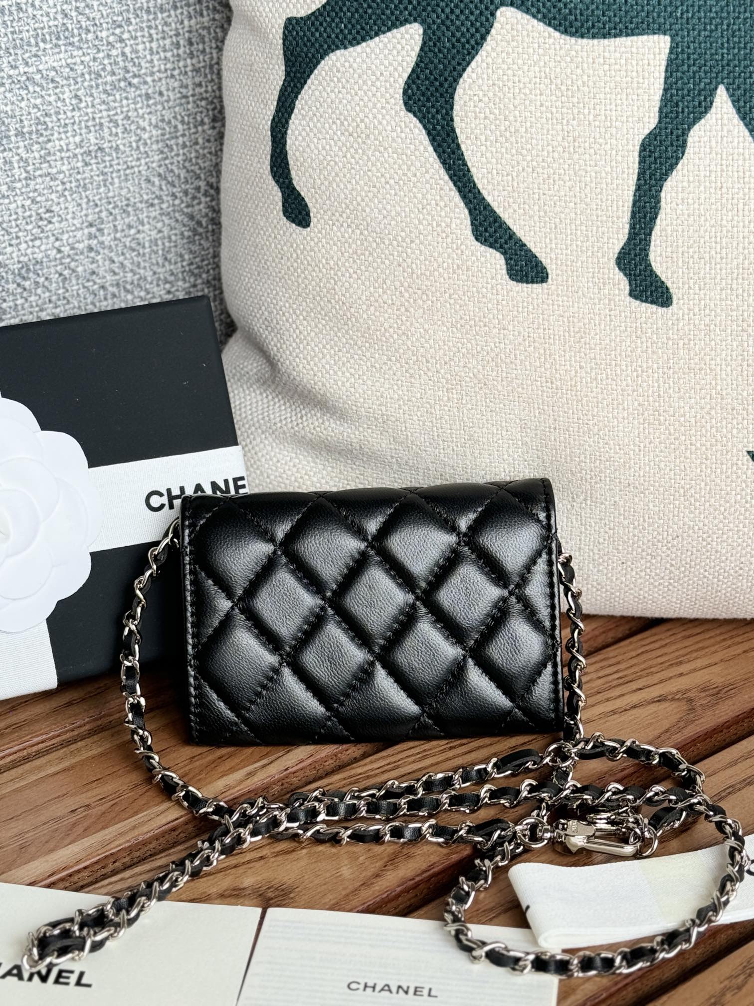 CC 24 Classic Wallet On Chain 11cm Black Sliver Metal Lamskin 240660