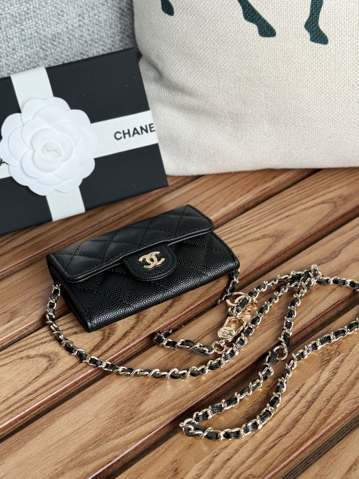 CC 24 Classic Wallet On Chain 11cm Black Gold Metal Caviar 240666