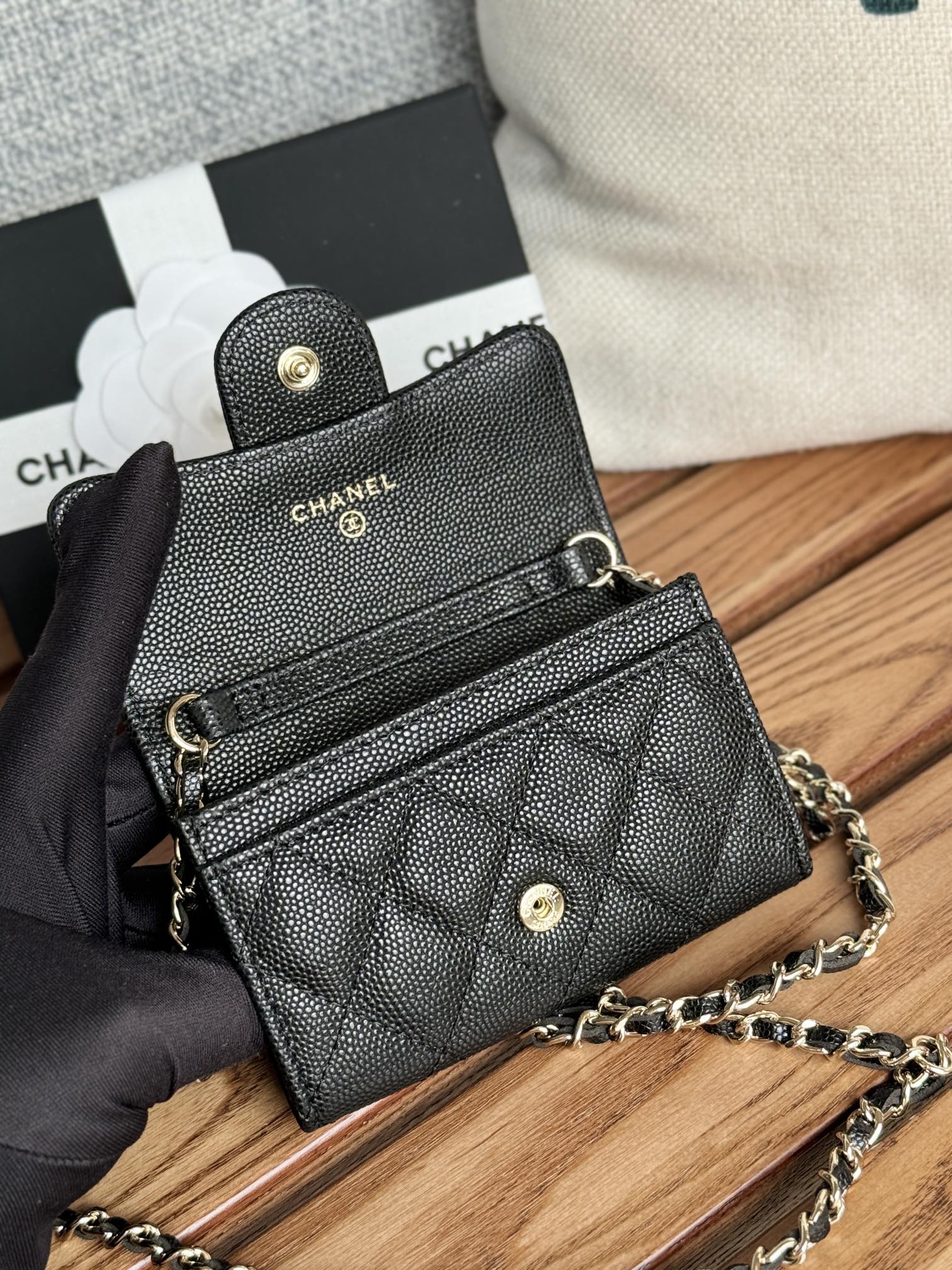 CC 24 Classic Wallet On Chain 11cm Black Gold Metal Caviar 240666