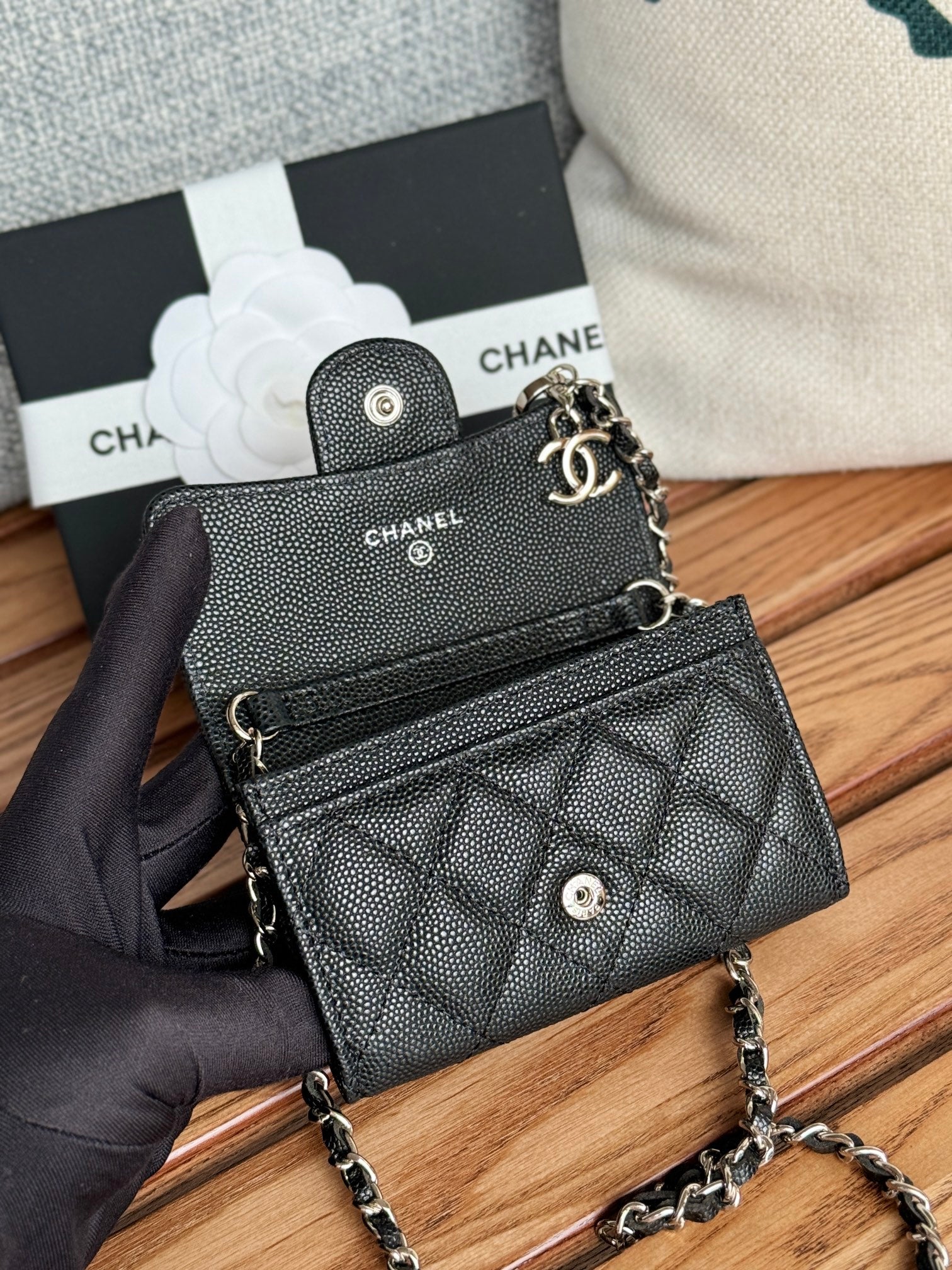 CC 24 Classic Wallet On Chain 11cm Black Sliver Metal Caviar 240668