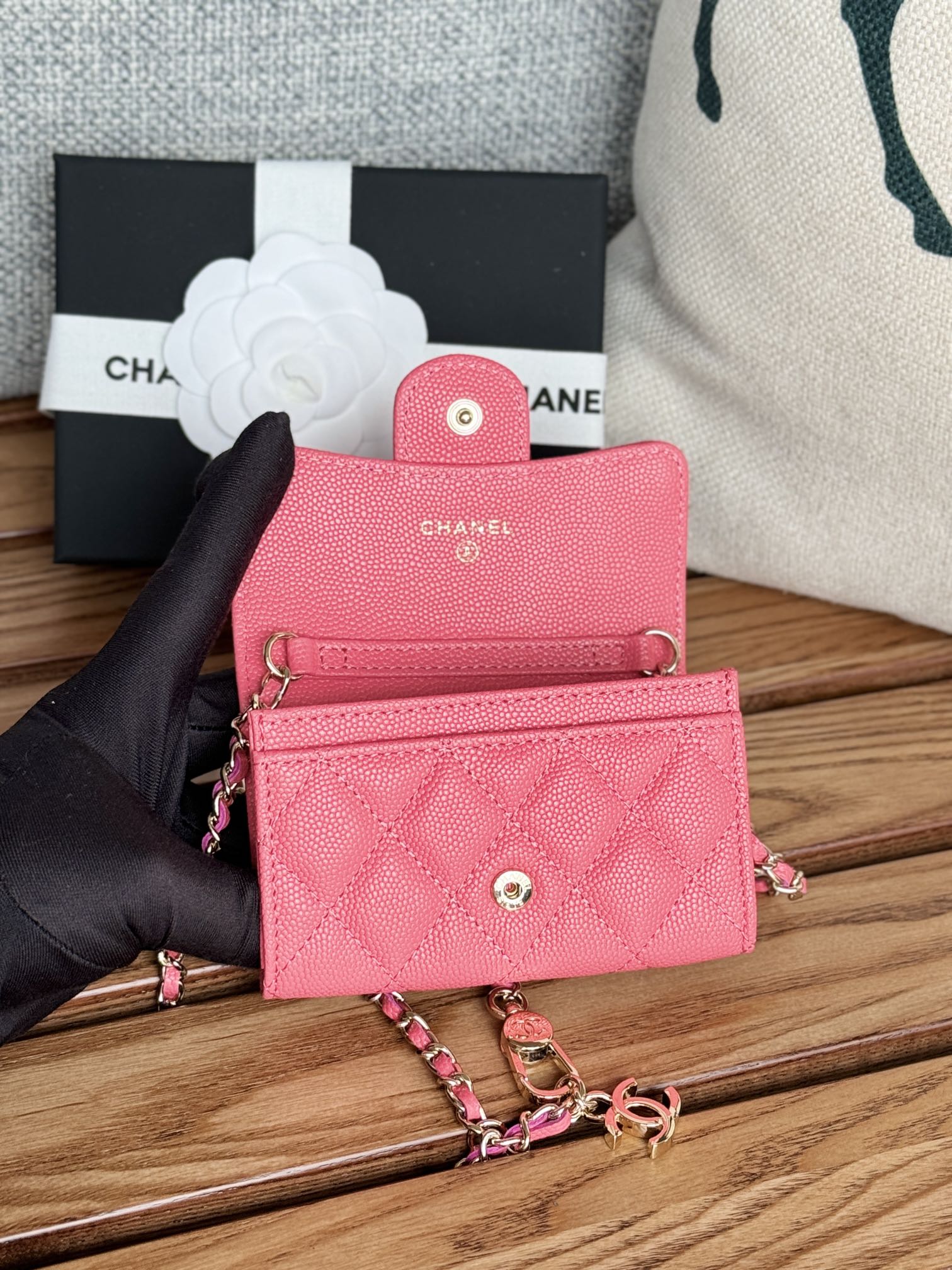 CC 24 Classic Wallet On Chain 11cm PInk Caviar Leather 240672