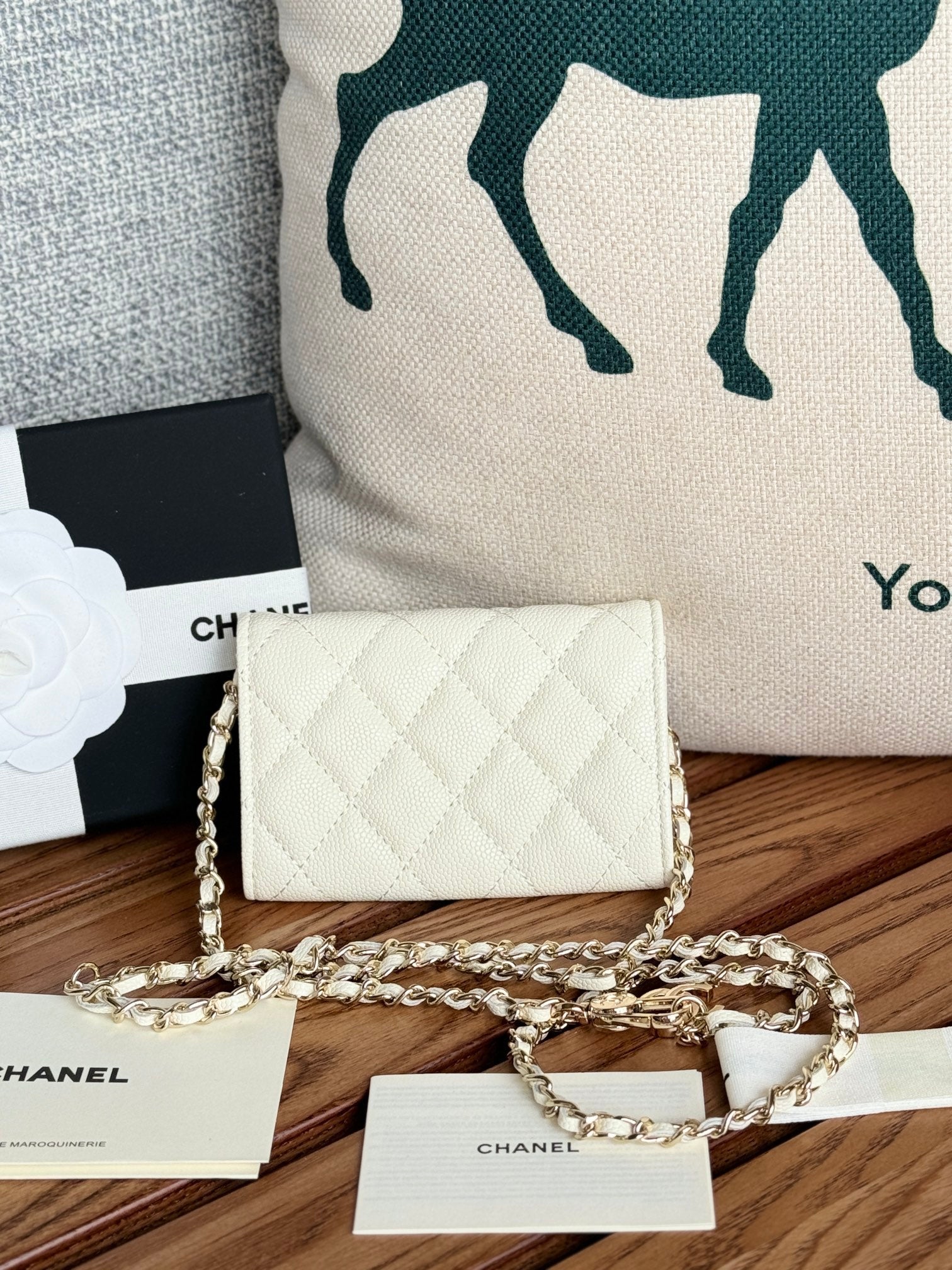 CC 24 Classic Wallet On Chain 11cm White Caviar Leather 240674