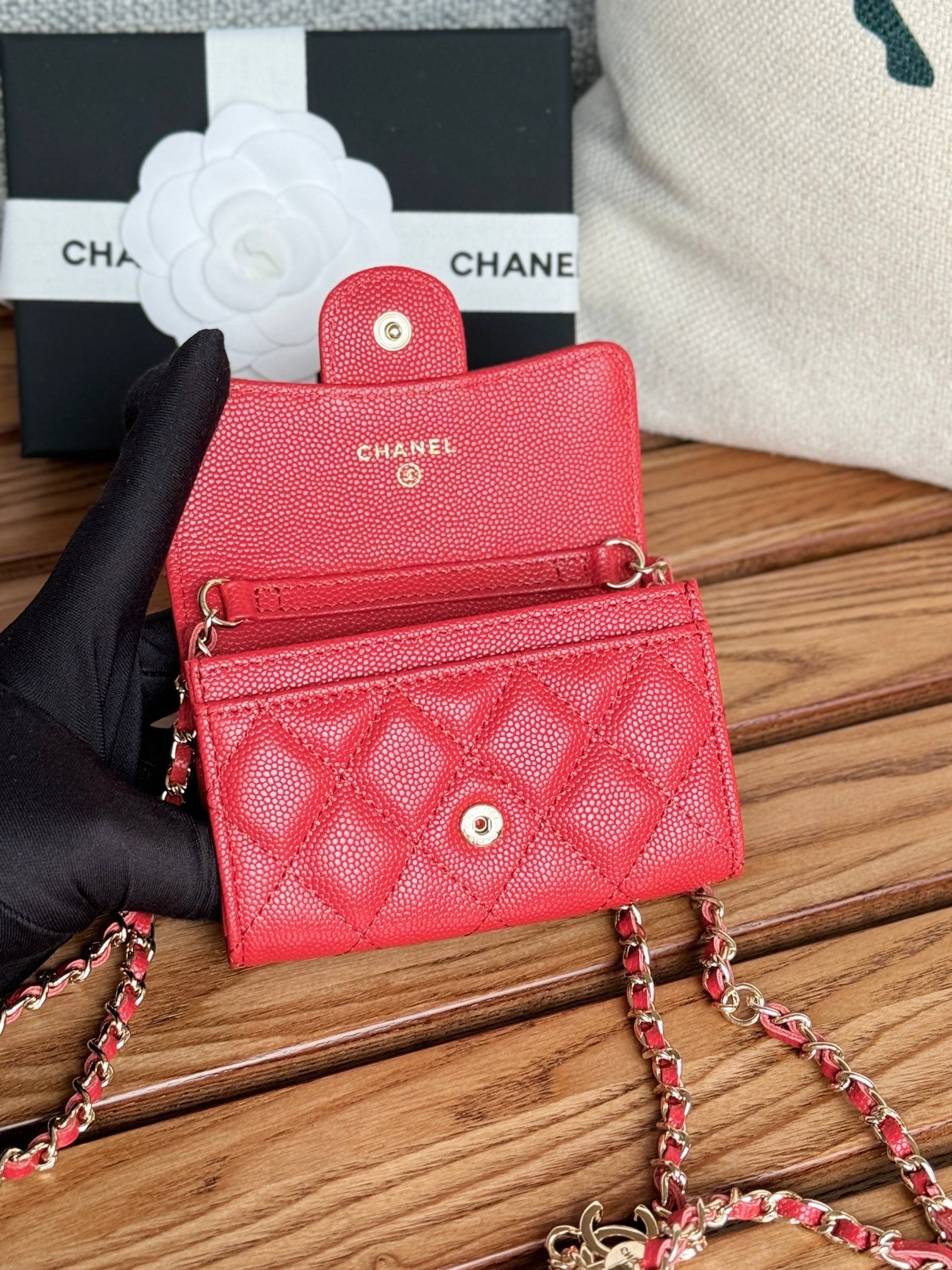 CC 24 Classic Wallet On Chain 11cm Red Caviar Leather 240676