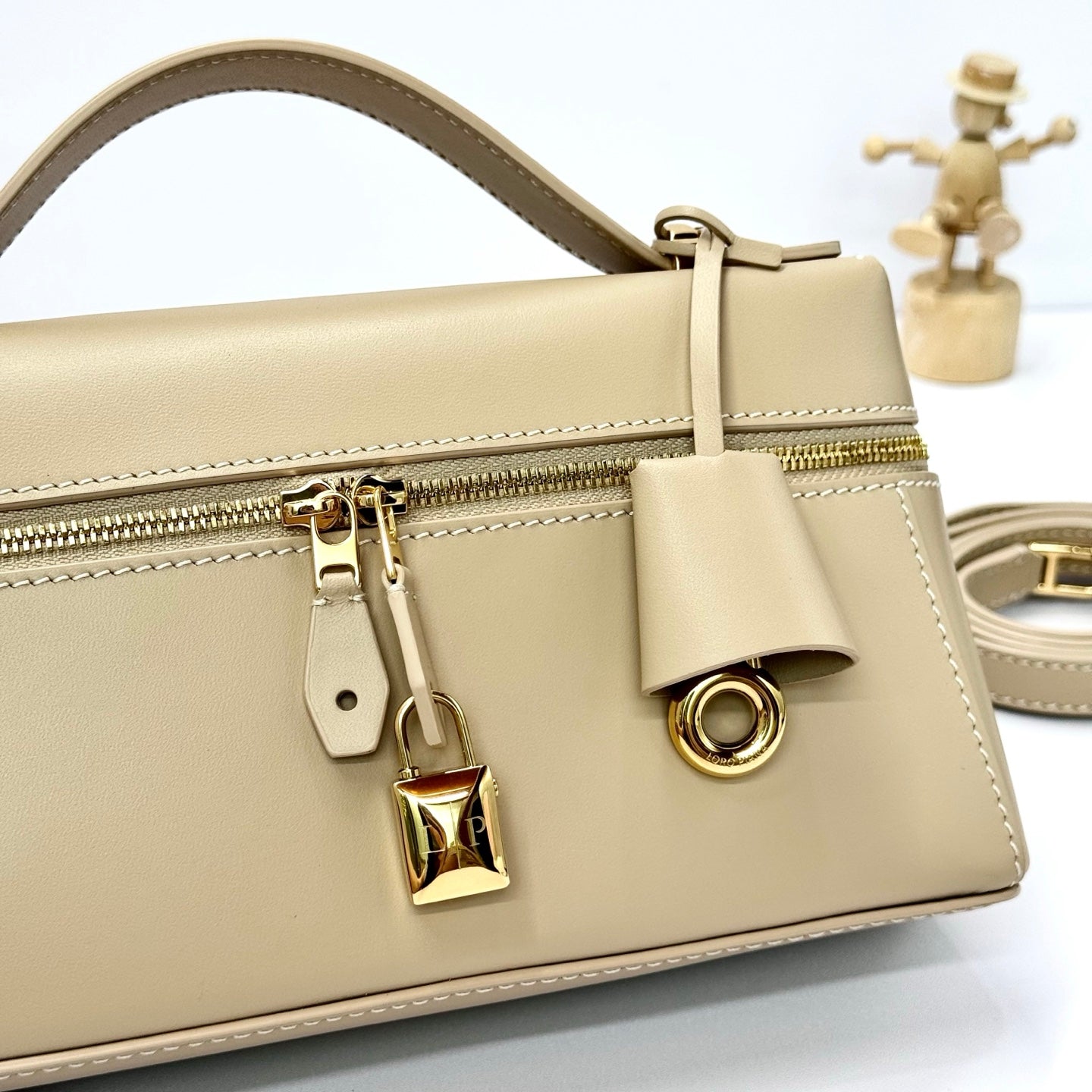 LP Extra Pouch L23 Light Milky Calfskin 282140