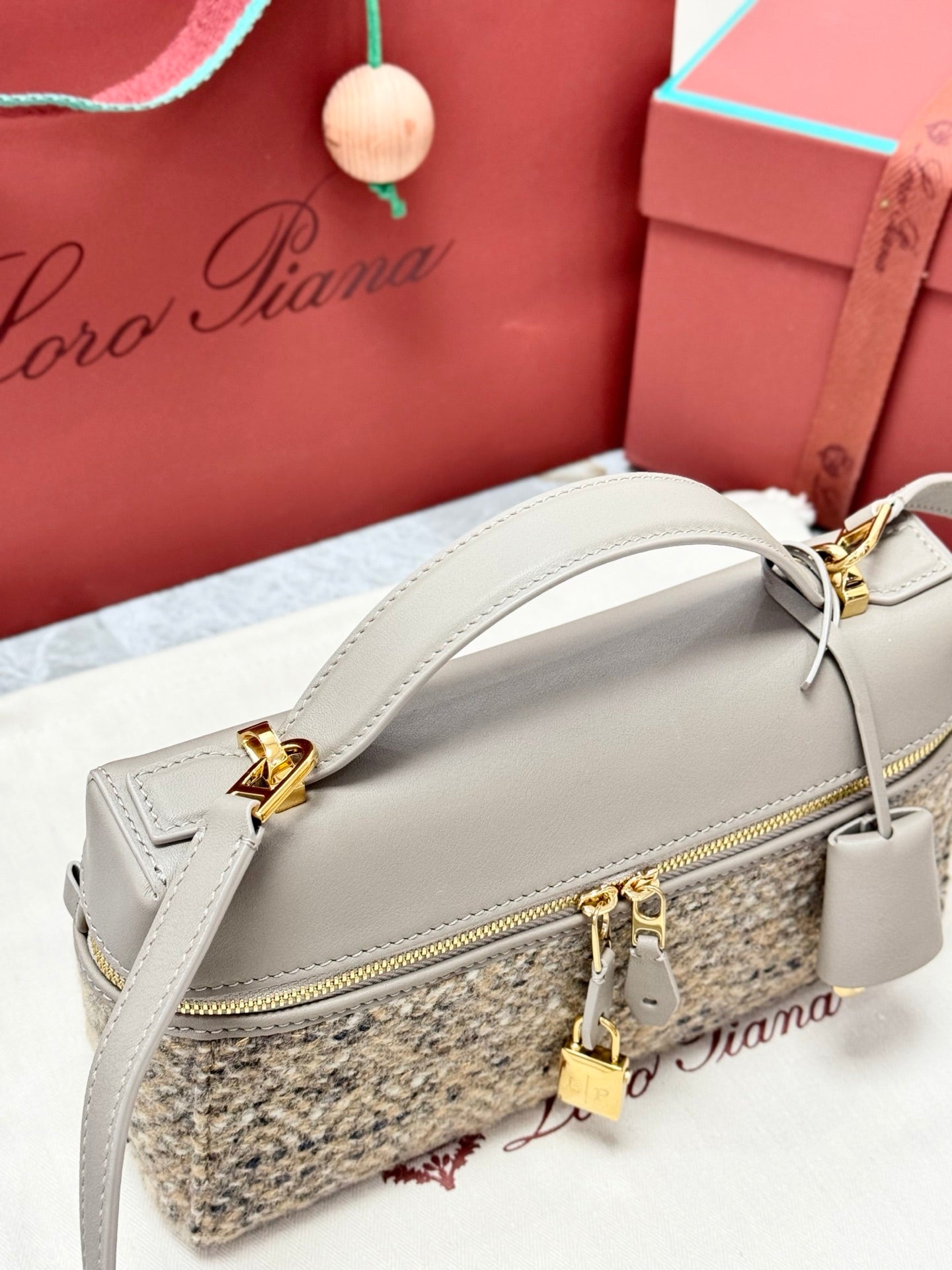 LP Extra Pouch L23 Cream Cashmere Calfskin 282250