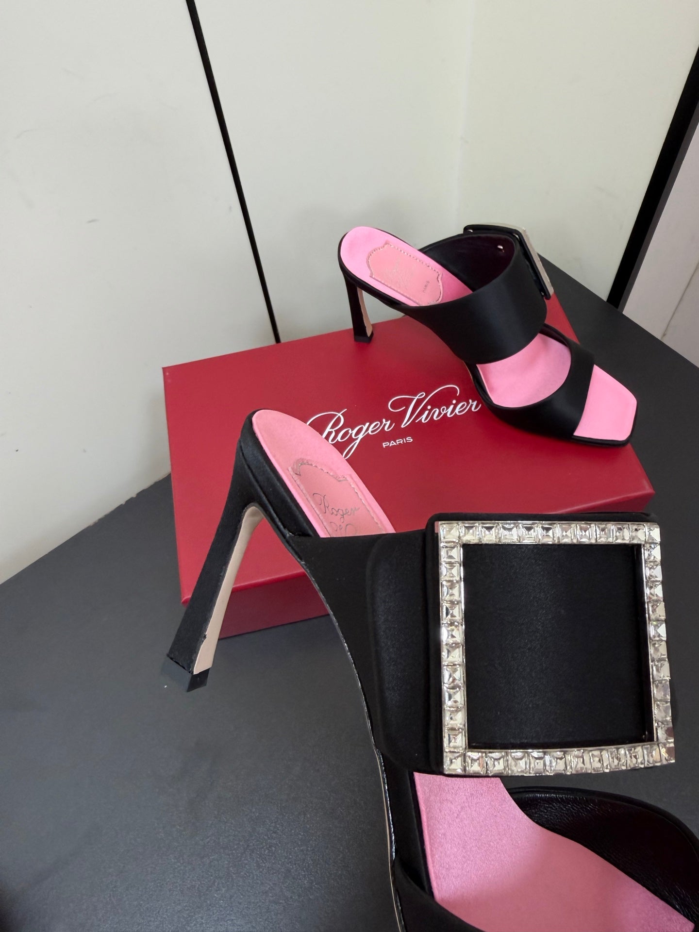 RV Trompette Sandals 8.5cm Black Pink Satin 619600