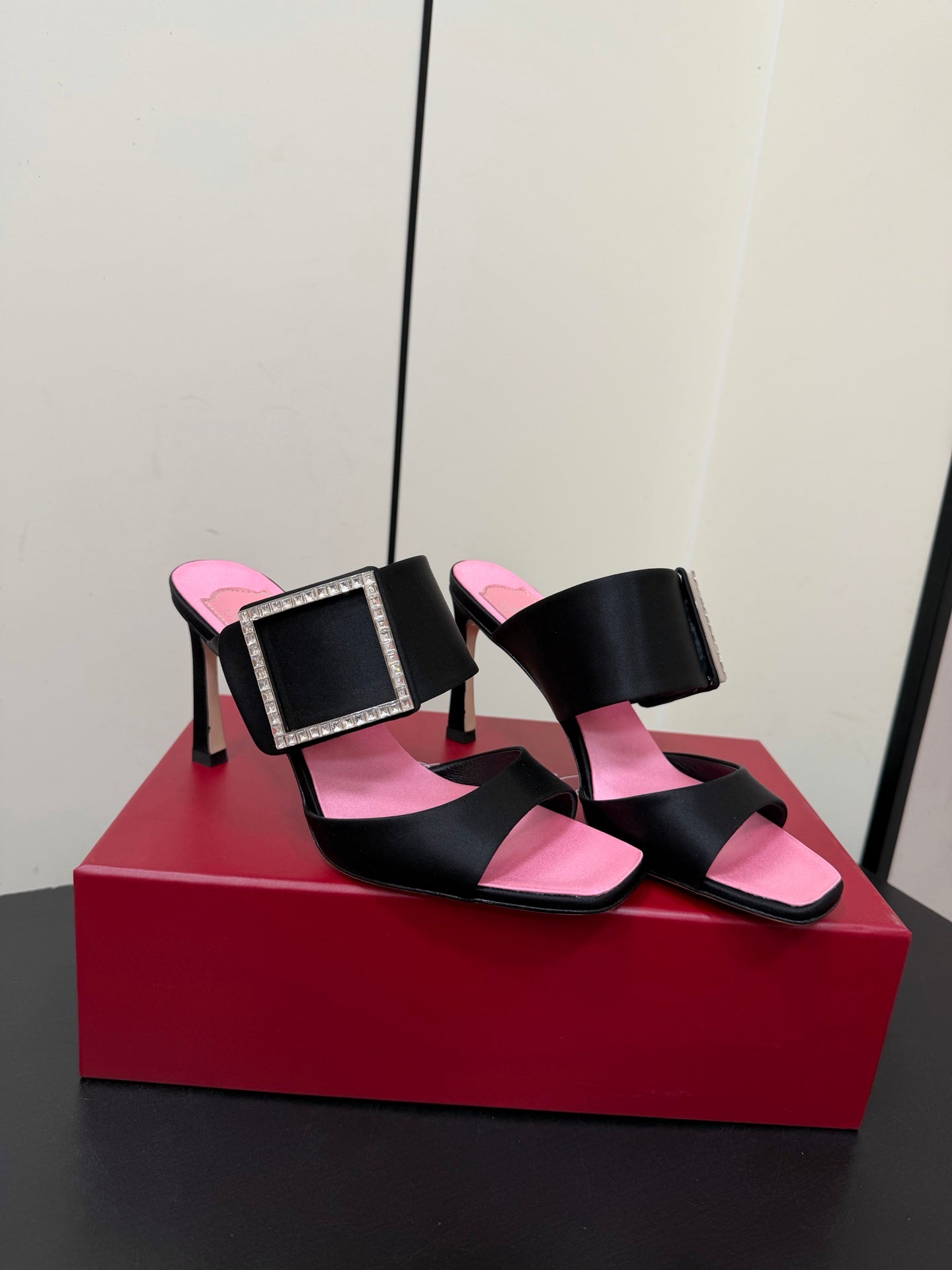 RV Trompette Sandals 8.5cm Black Pink Satin 619600