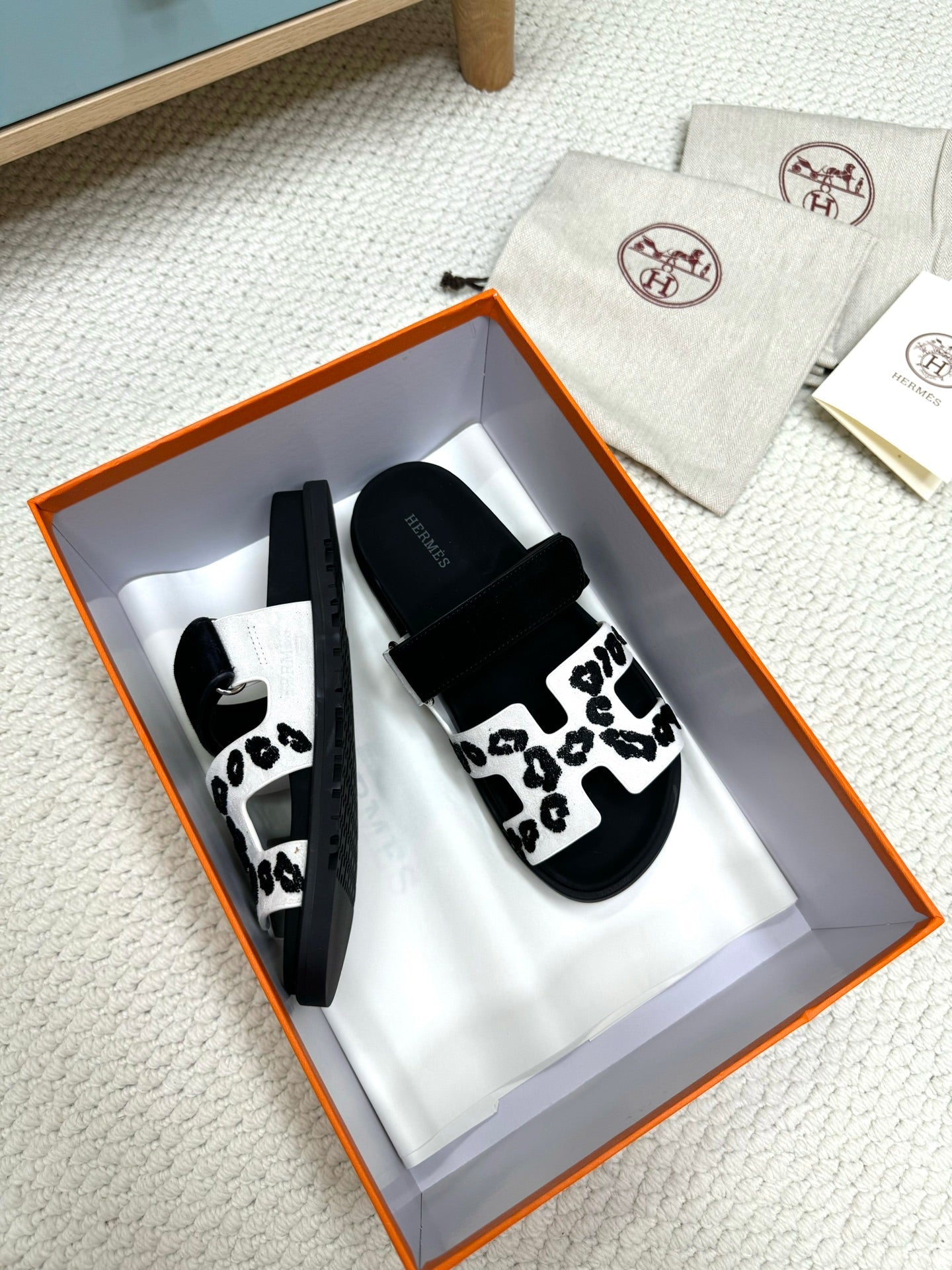 HM Chypre Sandal Black White Suede Wool Leather 618576