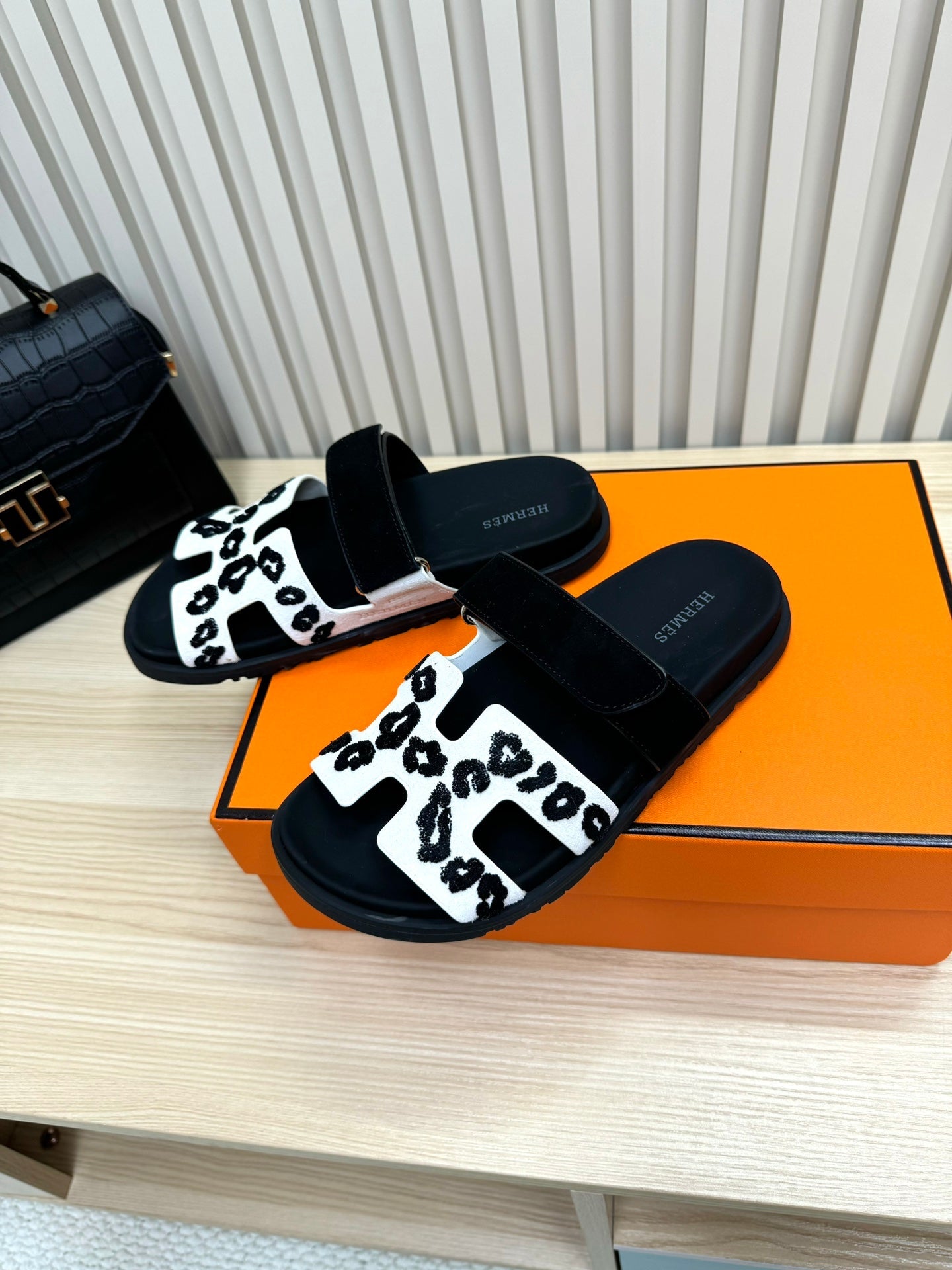 HM Chypre Sandal Black White Suede Wool Leather 618576