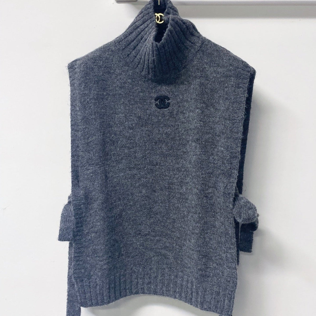 Chanel 26s Turtleneck Tie-Side Knit Vest 1634