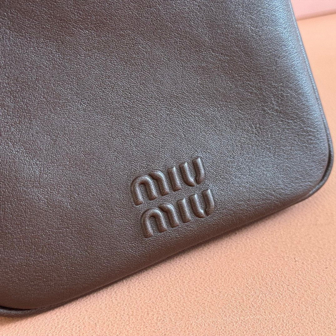 Miu 5NR461 Pouch Coffee Cowhide 285382