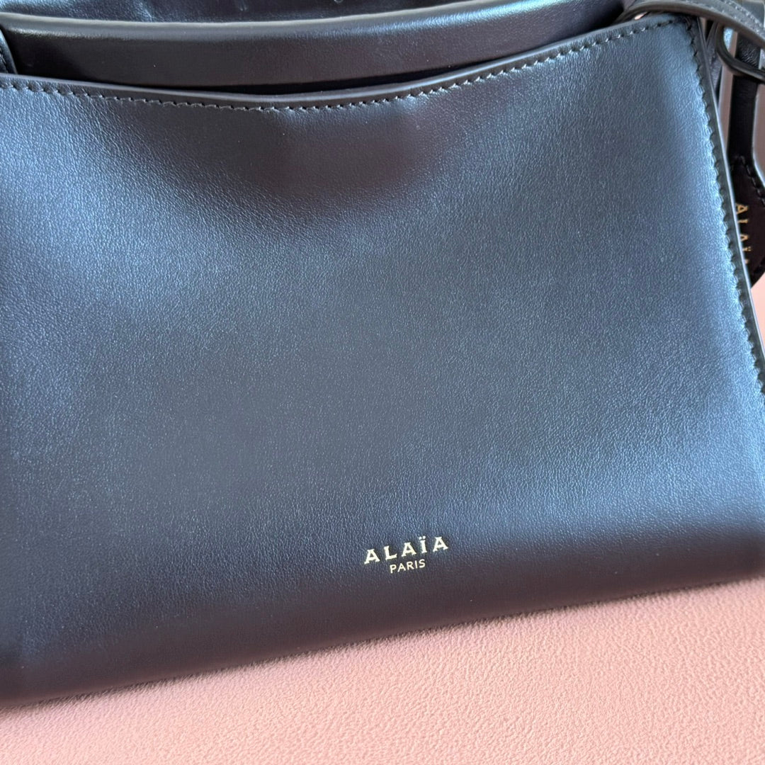 Alaia Small Le Click Square Shoulder Bag 20cm Black Calfskin