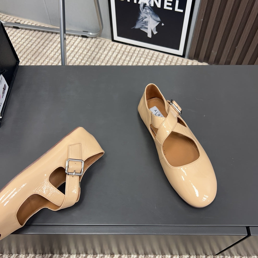 Alaila Criss Cross Ballet Flats In Beige Glossy Calfskin 996031