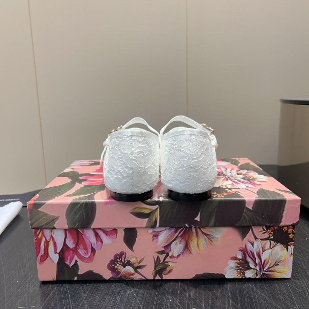 DC 25 Mary Jane White Lace And Sheepskin 381623