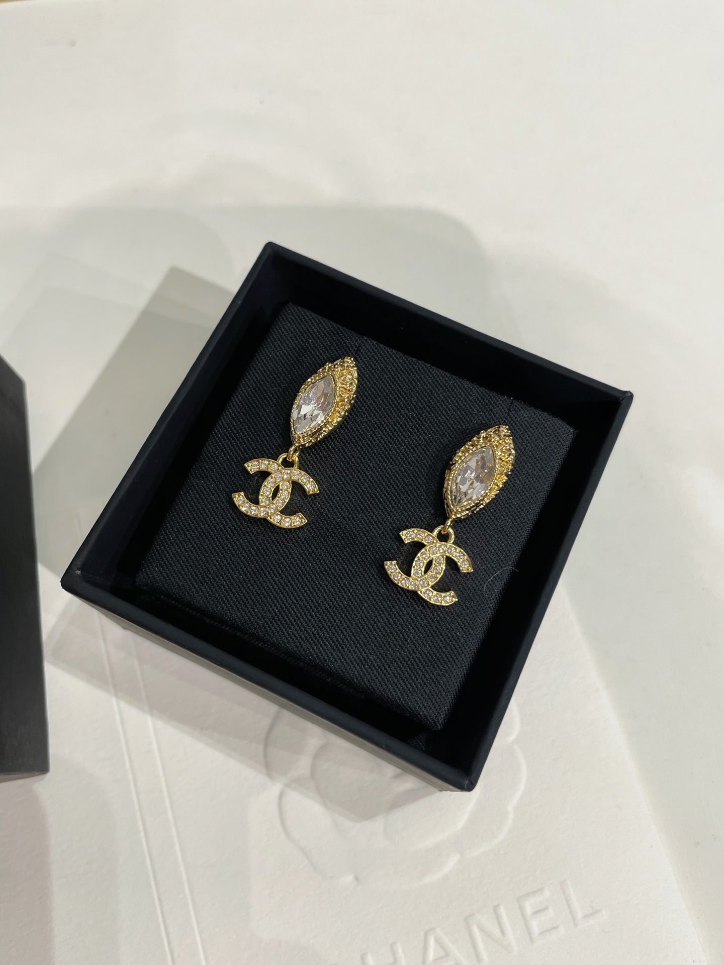 CC 26FW Gorgeous Gold Earrings 017